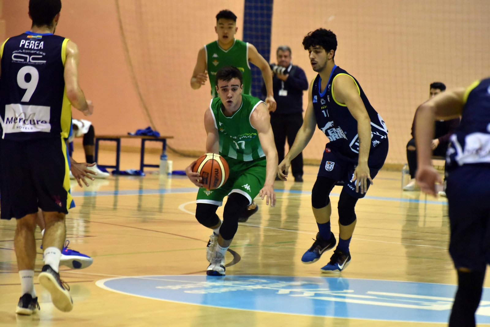 El algecireño Juanmi López defiende al jugador del Betis B Toni da Silva.