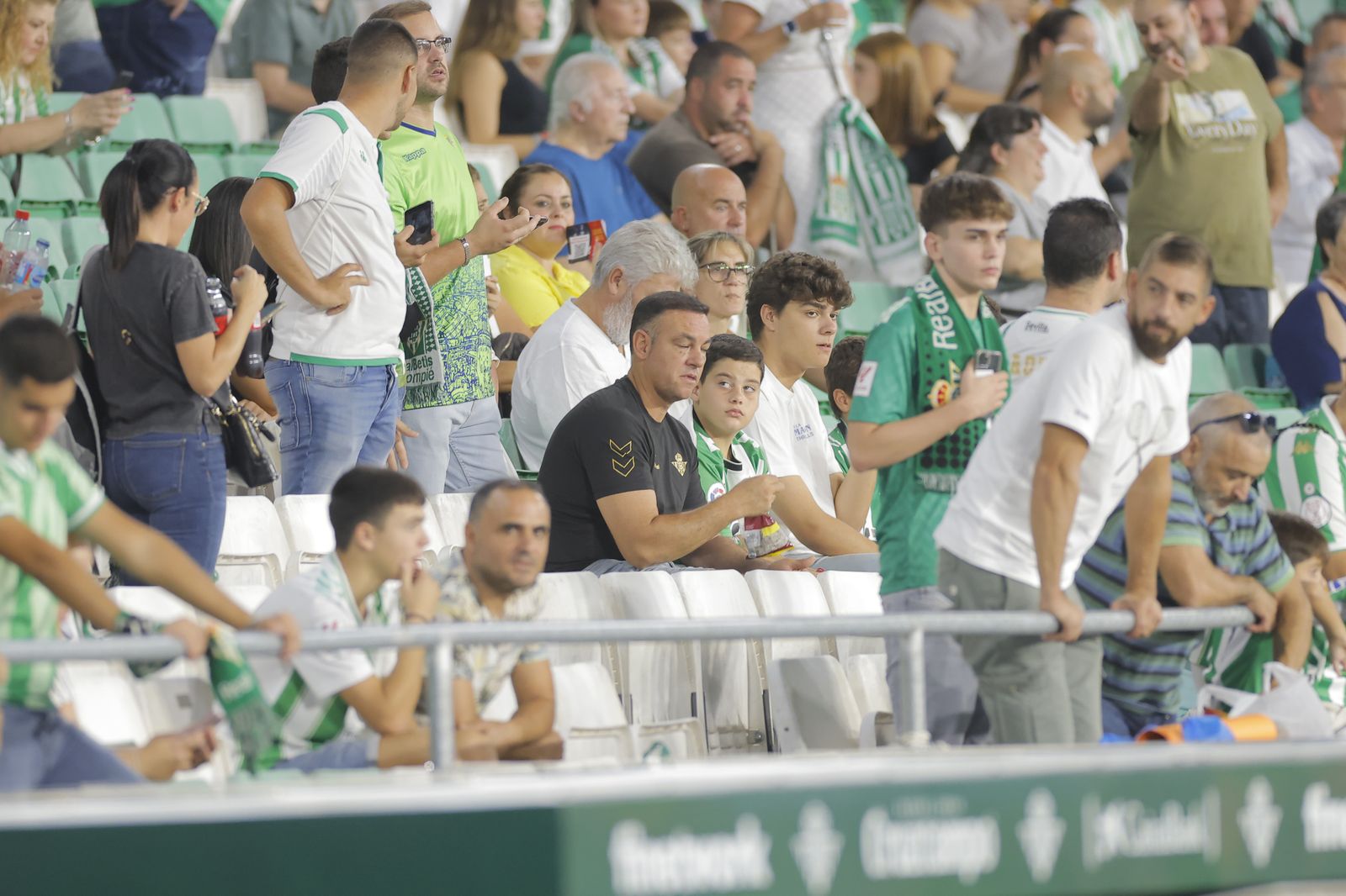 Búscate en las fotos del Betis-Valencia