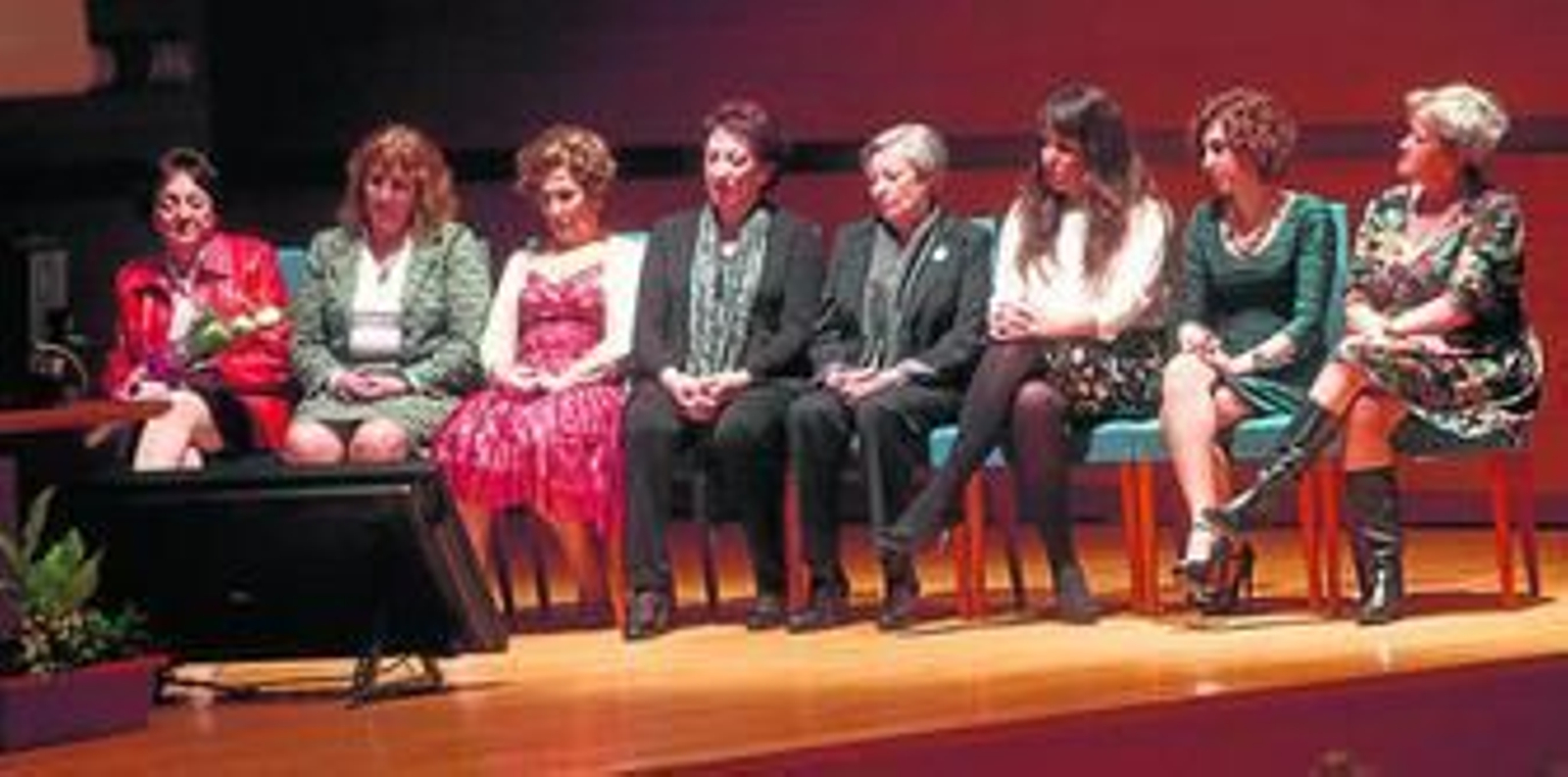 Las mujeres homenajeadas siguen el acto en el escenario del auditorio del Palacio de Congresos.