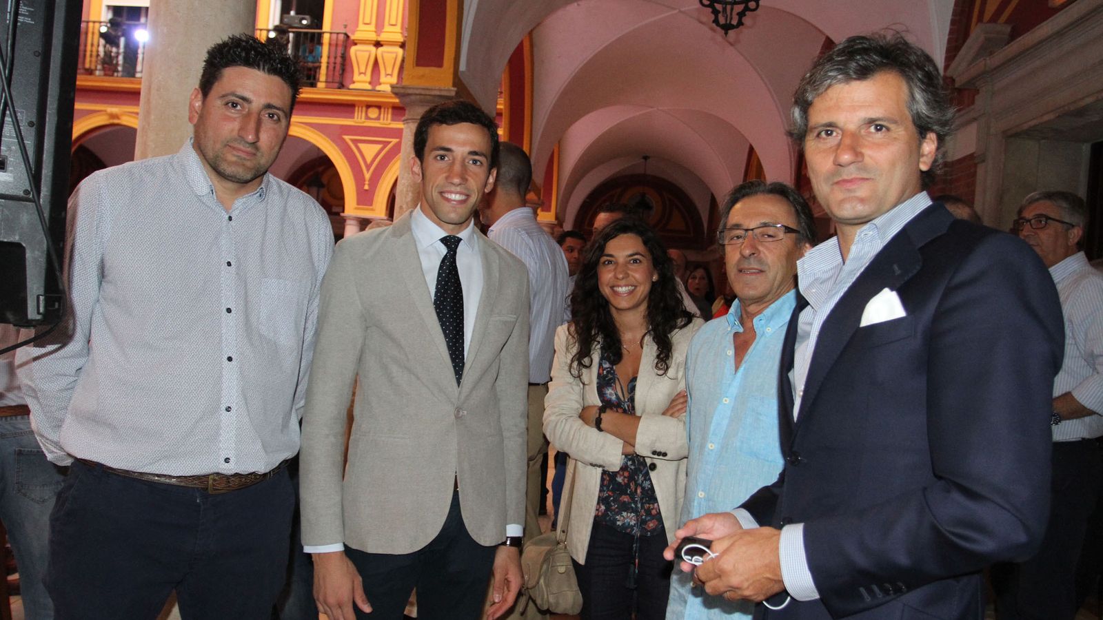 El matador de toros David de Miranda -en el centro-, junto a su apoderado, Jorge Buendía.
