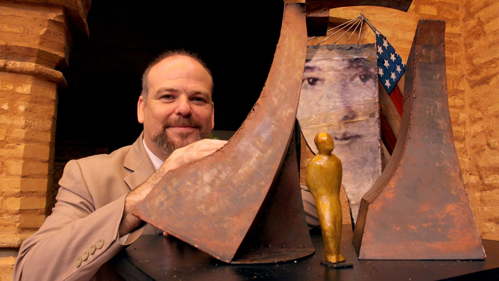 Alberto Germán Franco junto a uno de sus trabajos.