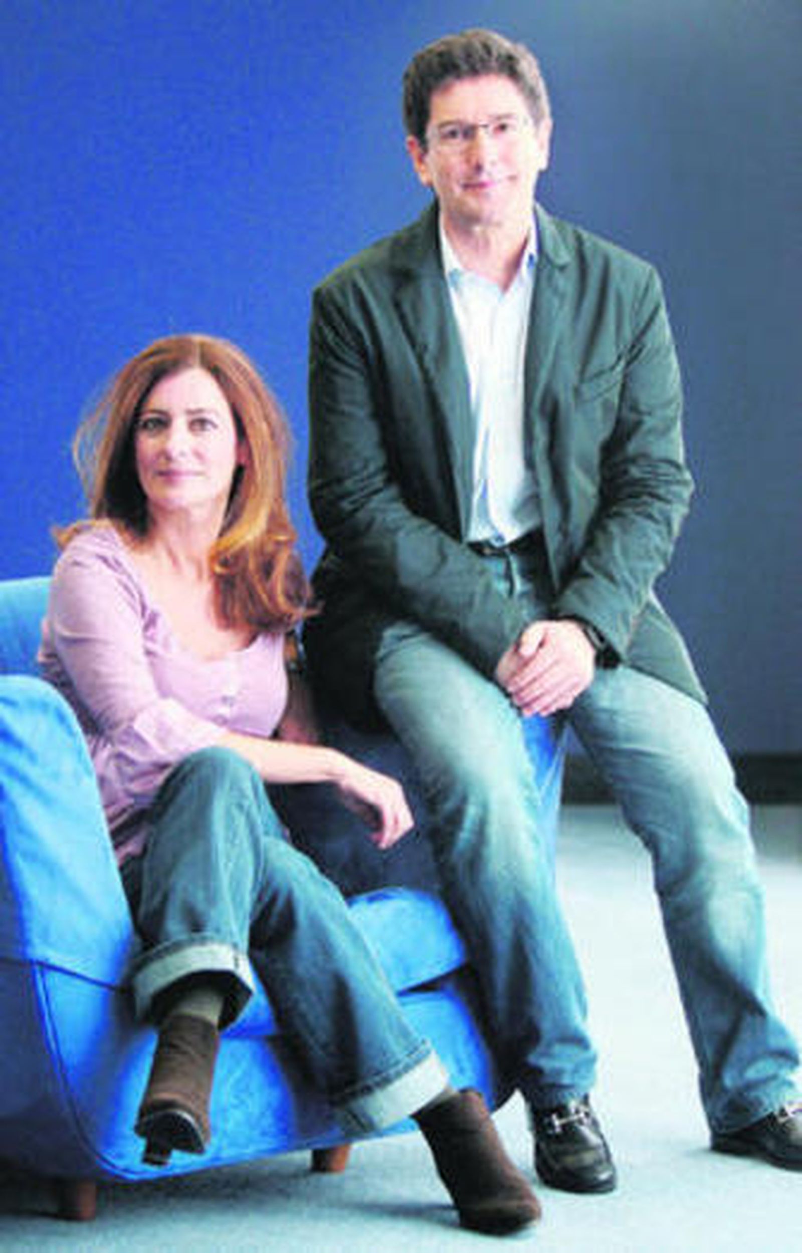 La ganadora del Planeta, Ángeles Caso, y el finalista, Emilio Calderón.