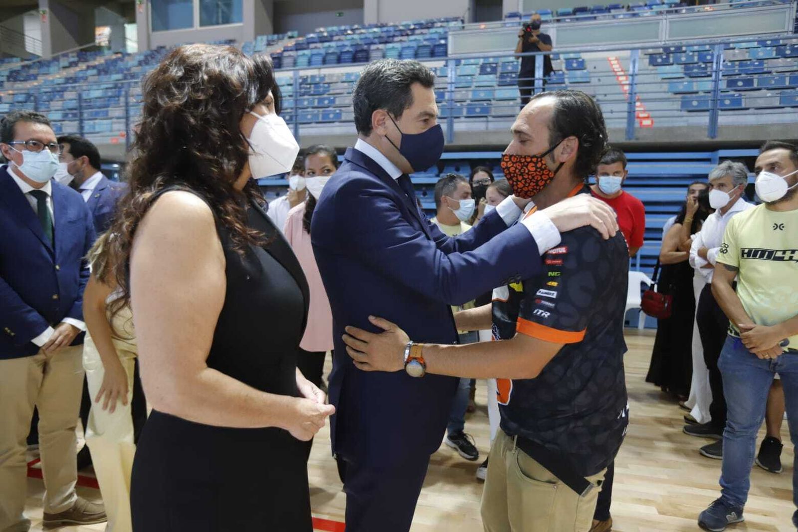 El presidente de la Junta, Juanma Moreno y la consejera Rocío Ruiz en la capilla ardiente esta tarde.