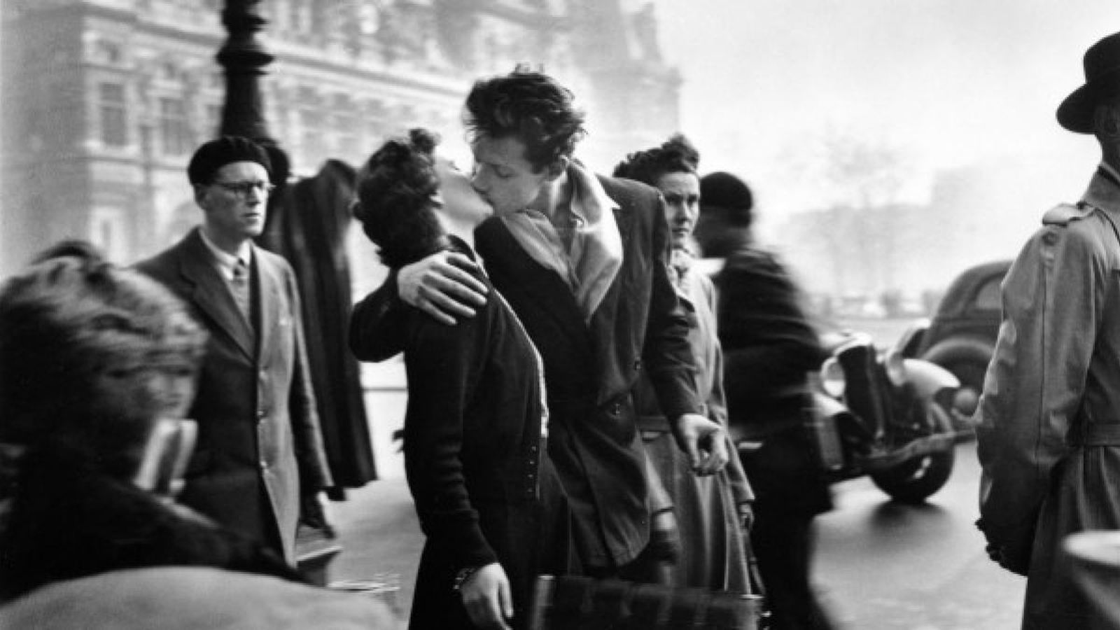La célebre fotografía de Robert Doisneau, 'El beso'.