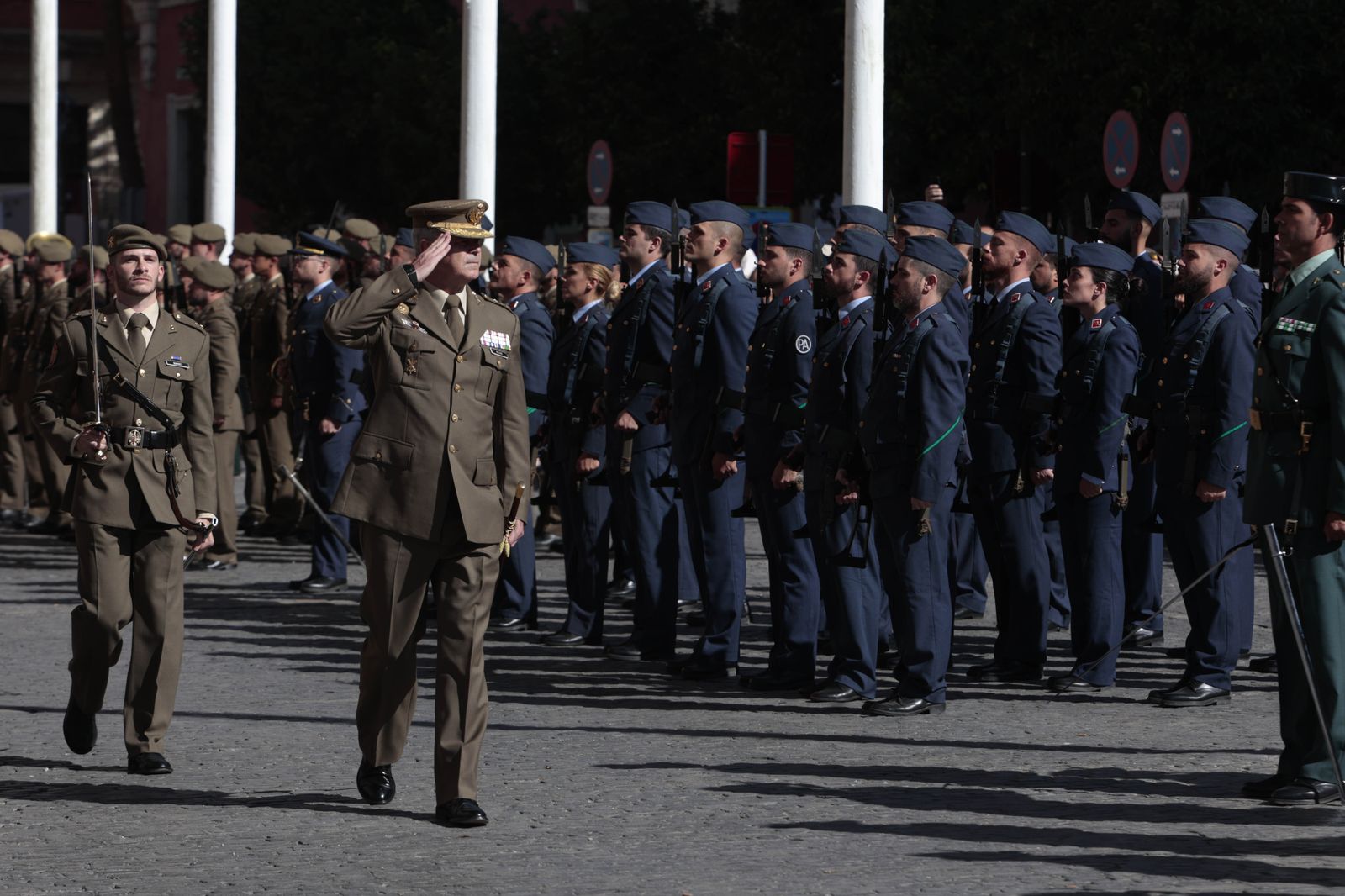 Las imágenes del acto de izado de la Bandera Nacional en la Plaza de San Francisco