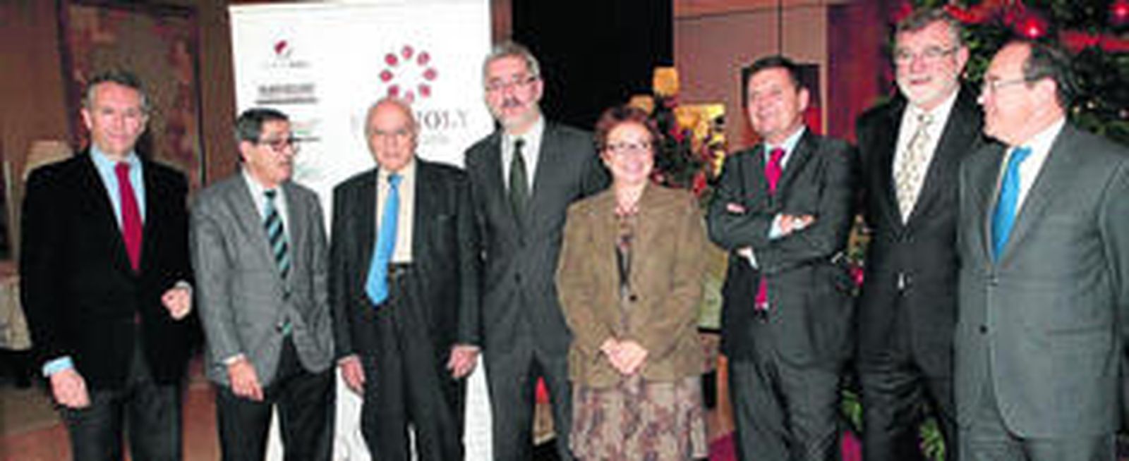 José Joly, Mario Fernández; Manuel Clavero, presidente del Consejo Editorial del Grupo Joly; Antonio Ávila, consejero de Economía e Innovación; Carmen Marínez Aguayo, consejera de Hacienda; Luis Pérez-Bustamante, director de 'El Día de Córdoba'; José Manuel Roldán, rector de la UCO, y Carlos Pla, presidente de Cajasur.