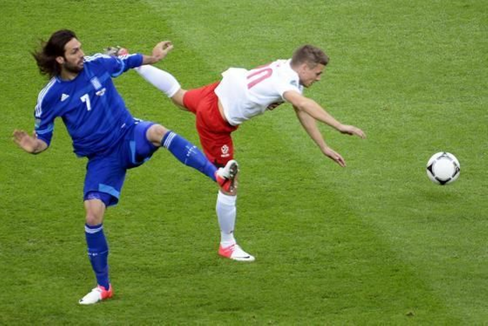 Polonia y Grecia empatan 1-1 en un interesante partido inaugural con dos expulsados, polémica y un penalti fallado.

Foto: EFE