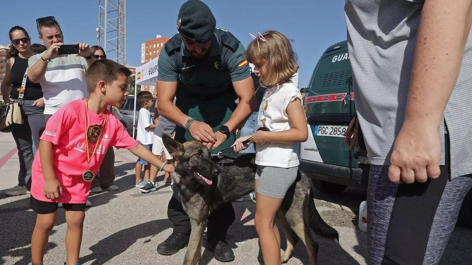 Unos niños, con un perro de la Guardia Civil en la exposición de 2024.