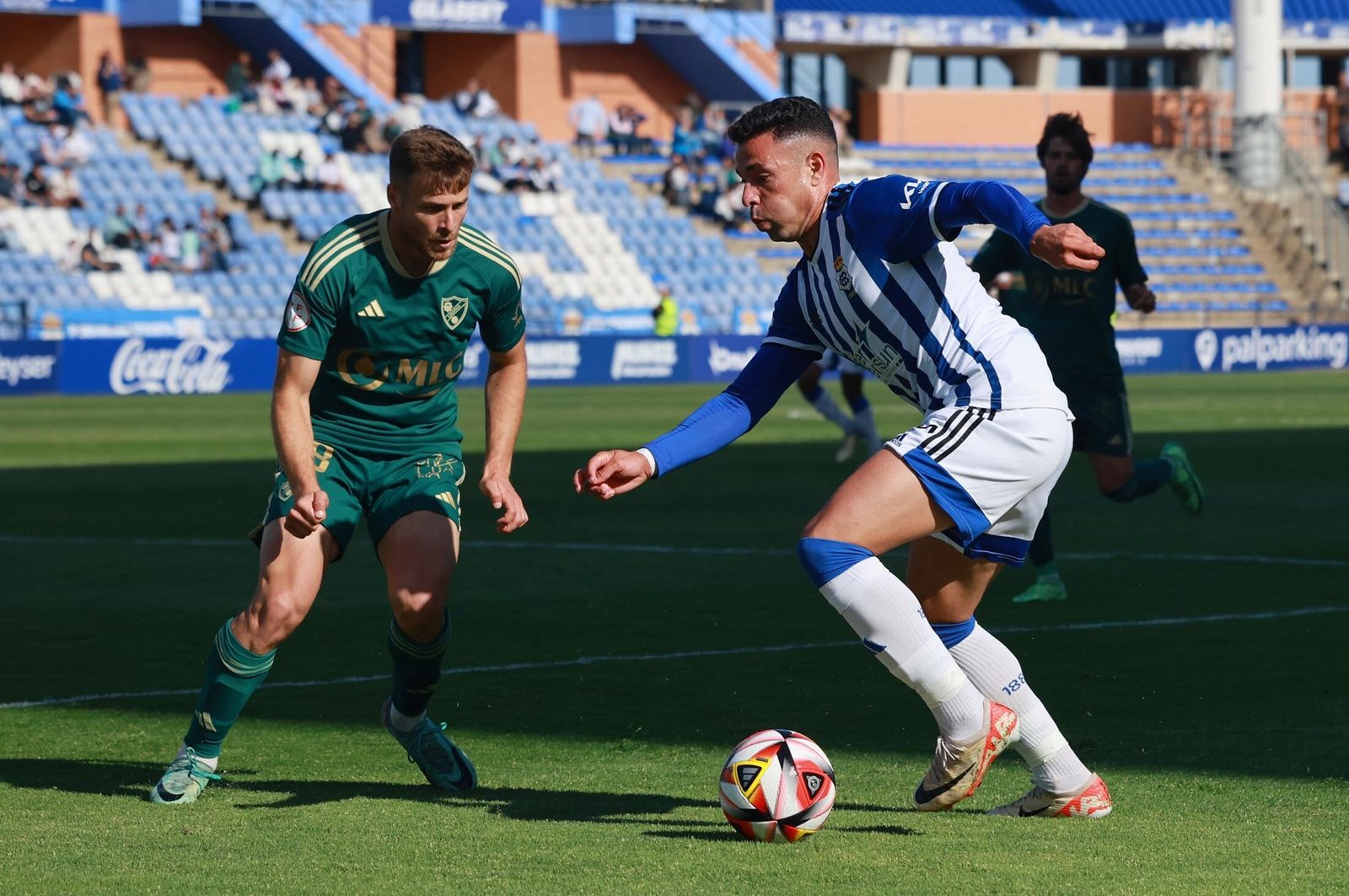 Álvaro Bustos encara a un futbolista del Linares.