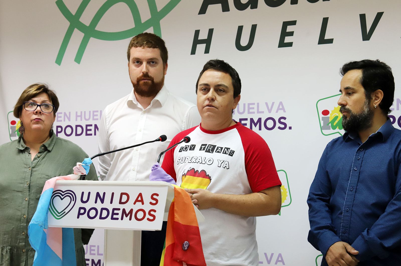 Lucas Alcázar habla en la rueda de prensa acompañado por Mónica Rossi, Alejandro García y Jesús Amador.
