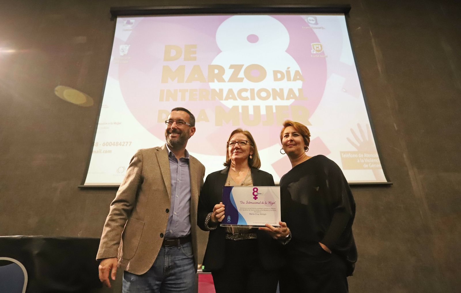 Juan Franco, María Cruz Arroyo y Zuleica Molina, en la entrega del premio