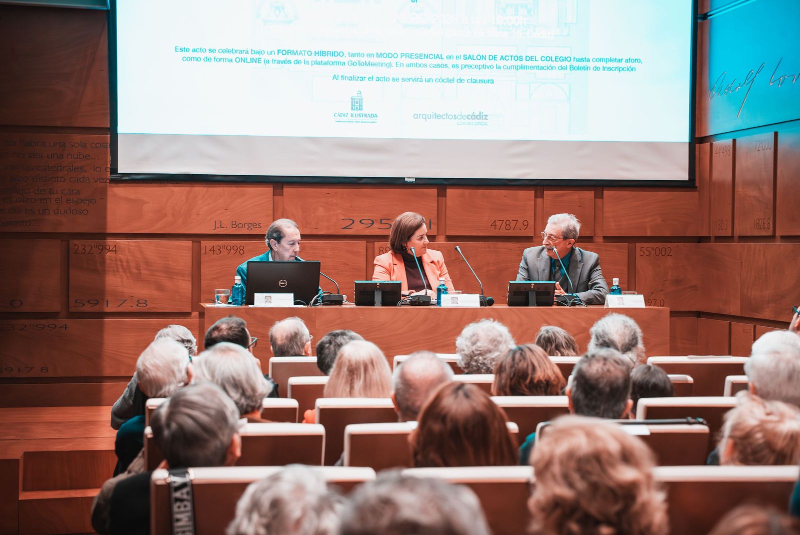 El arquitecto José Ignacio Fernández Pujol, Paula Vilches y Miguel García, en el Colegio de Arquitectos de Cádiz