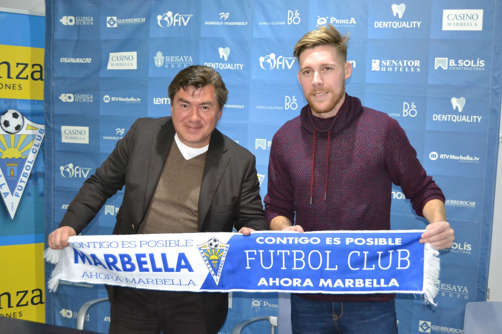 Tiri (d), el día de su presentación como jugador del Marbella.