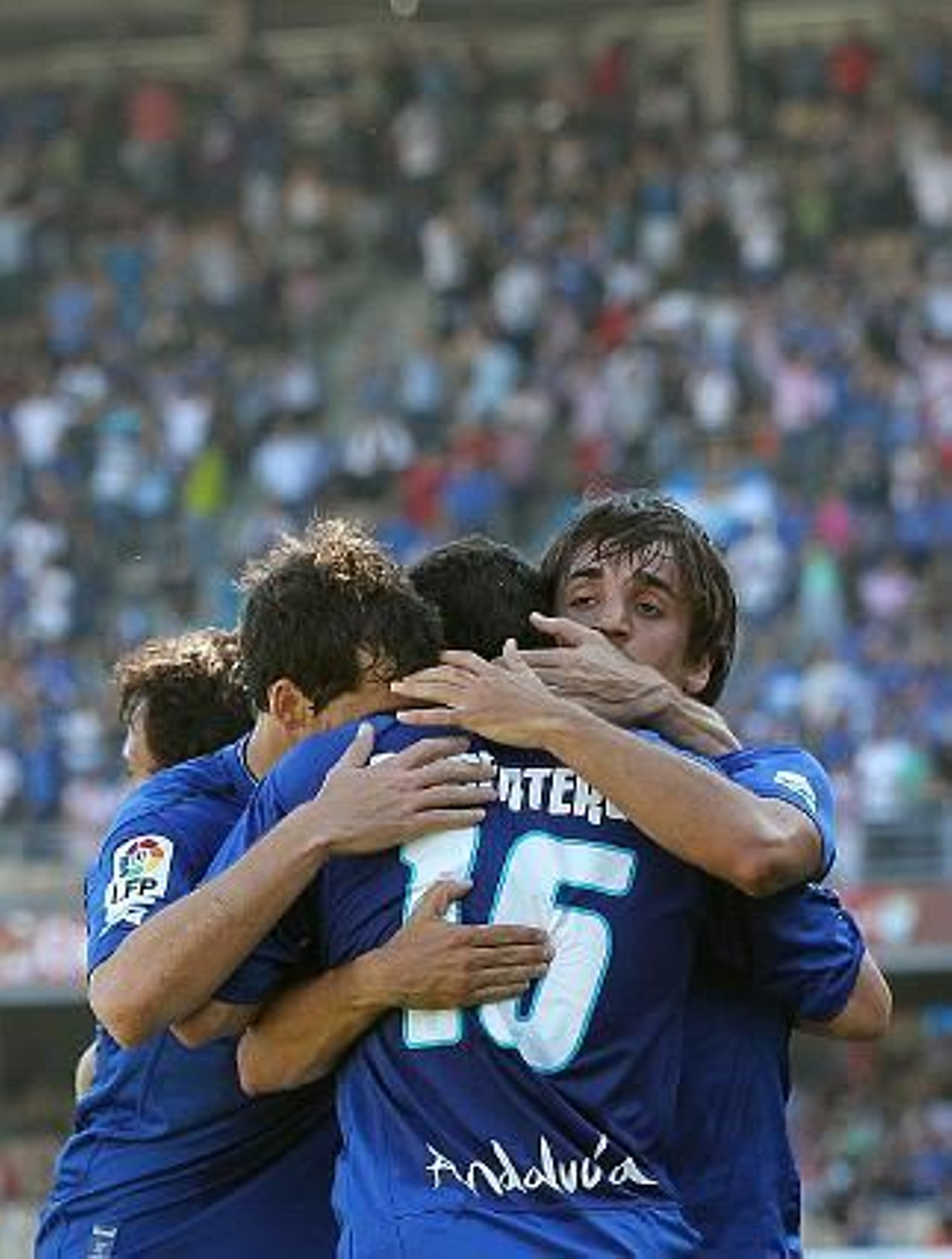 Los jugadores azulinos felicitan a Armenteros tras anotar el 1-0. 

Foto: Miguel Angel Gonzalez