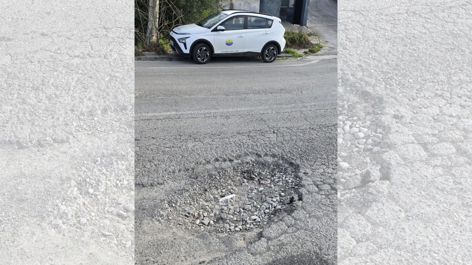 Uno de los socavones en las zonas industriales.