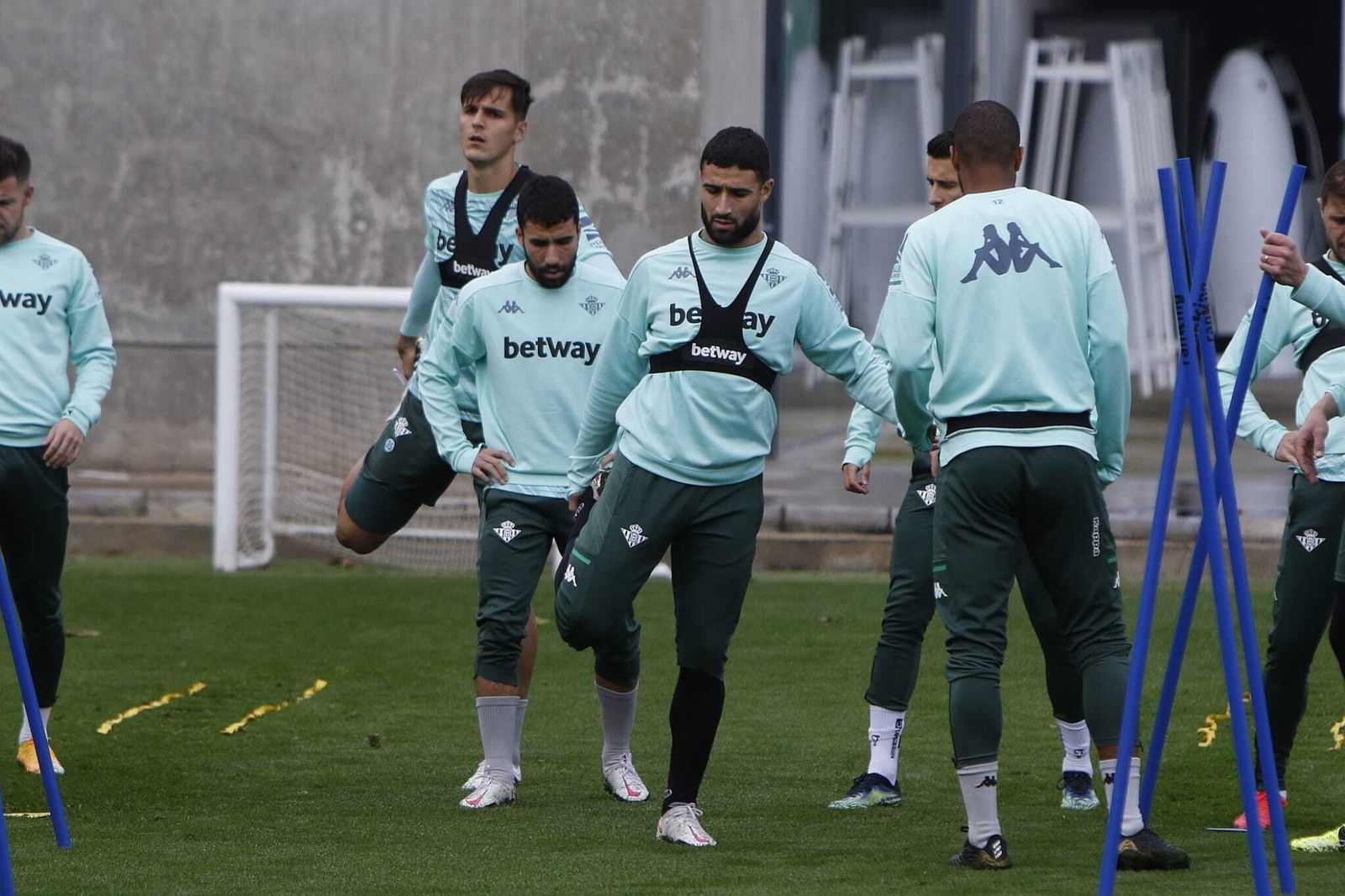 Luis Martínez, detrás de Yassin Fekir, en el entrenamiento de este jueves.