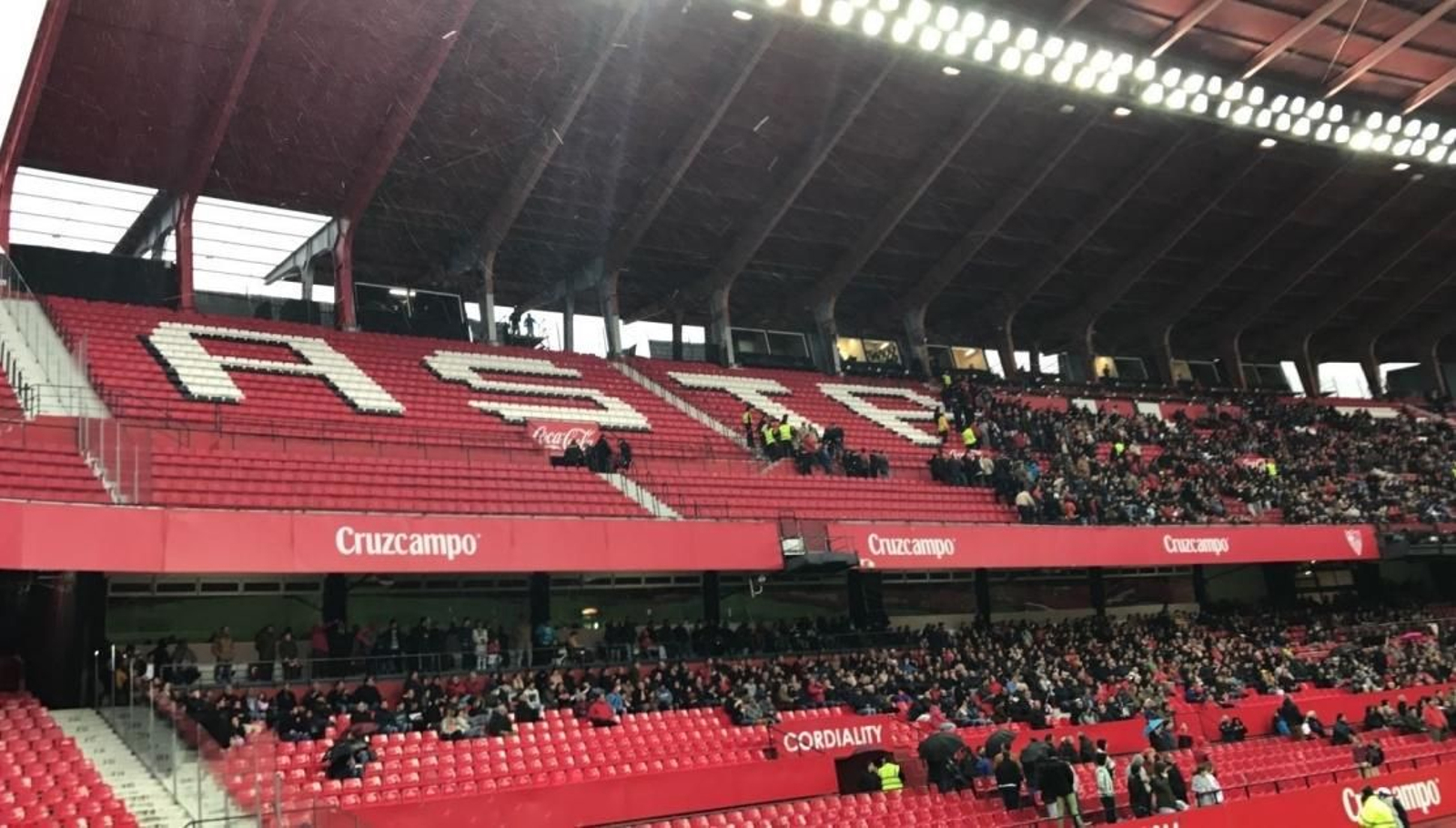 Imagen de la grada durante el partido.