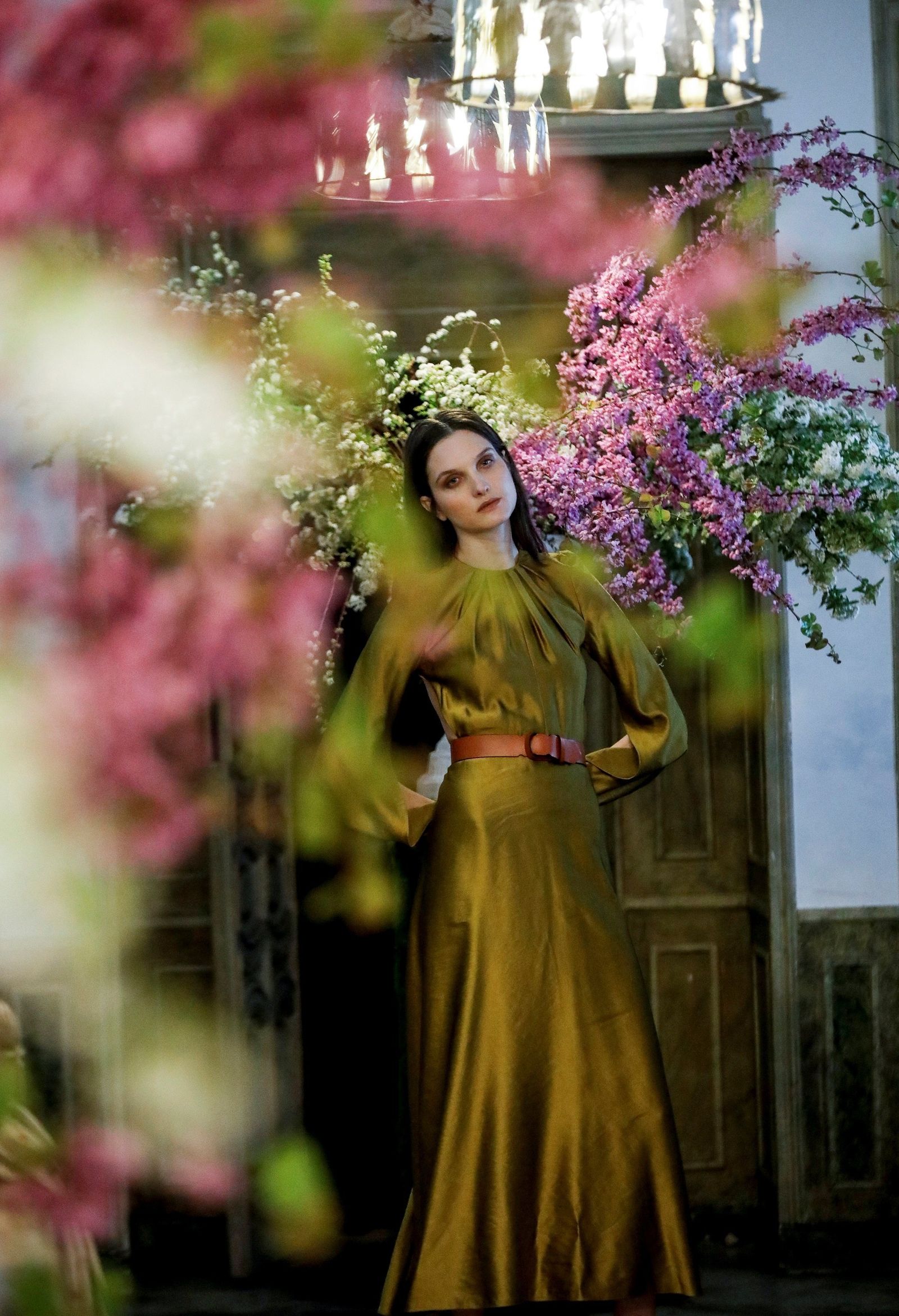 Un auténtico jardín de flores para presentar los diseño de Juanjo Oliva.