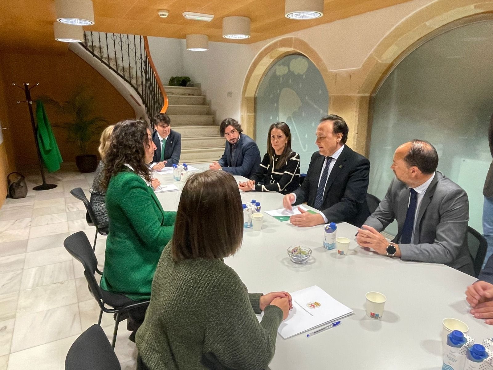 Reunión del consejero de Universidad con la alcaldesa de Almería en la nueva sede del CADE.