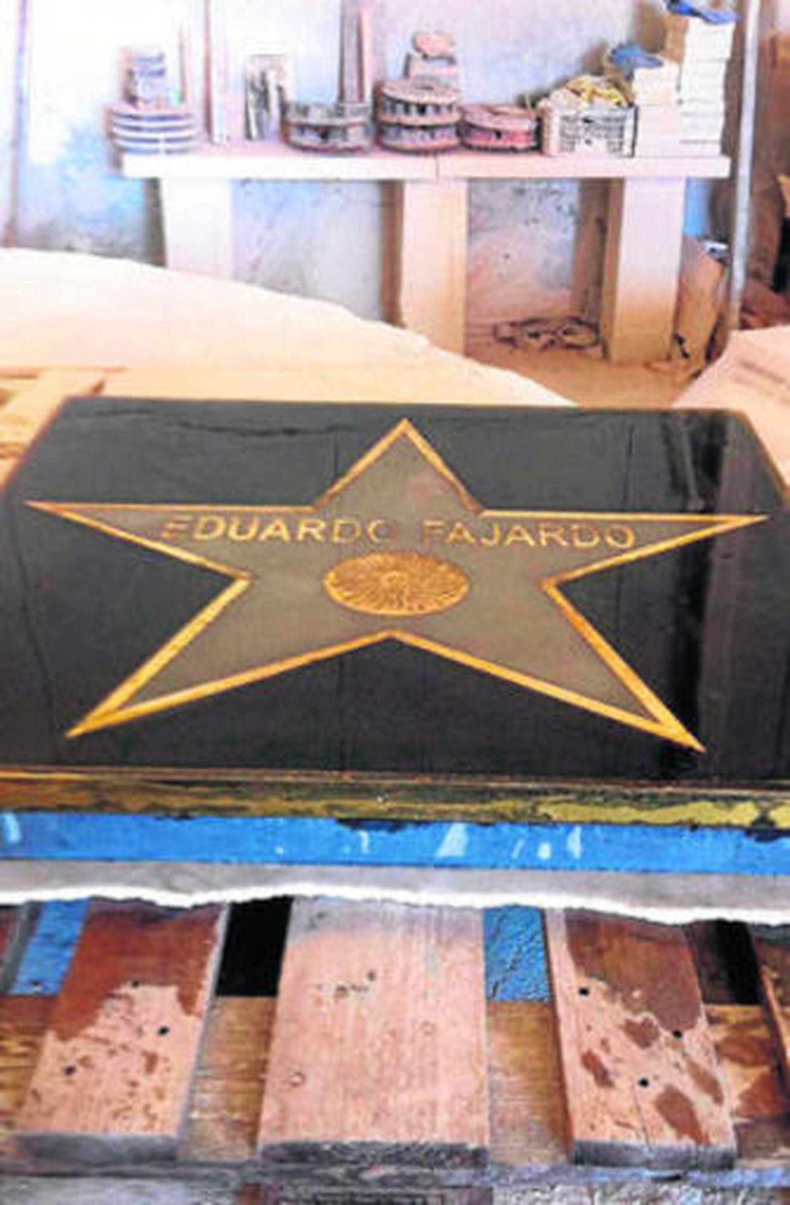 La estrella permanece sobre palés a espera de su traslado al centro.