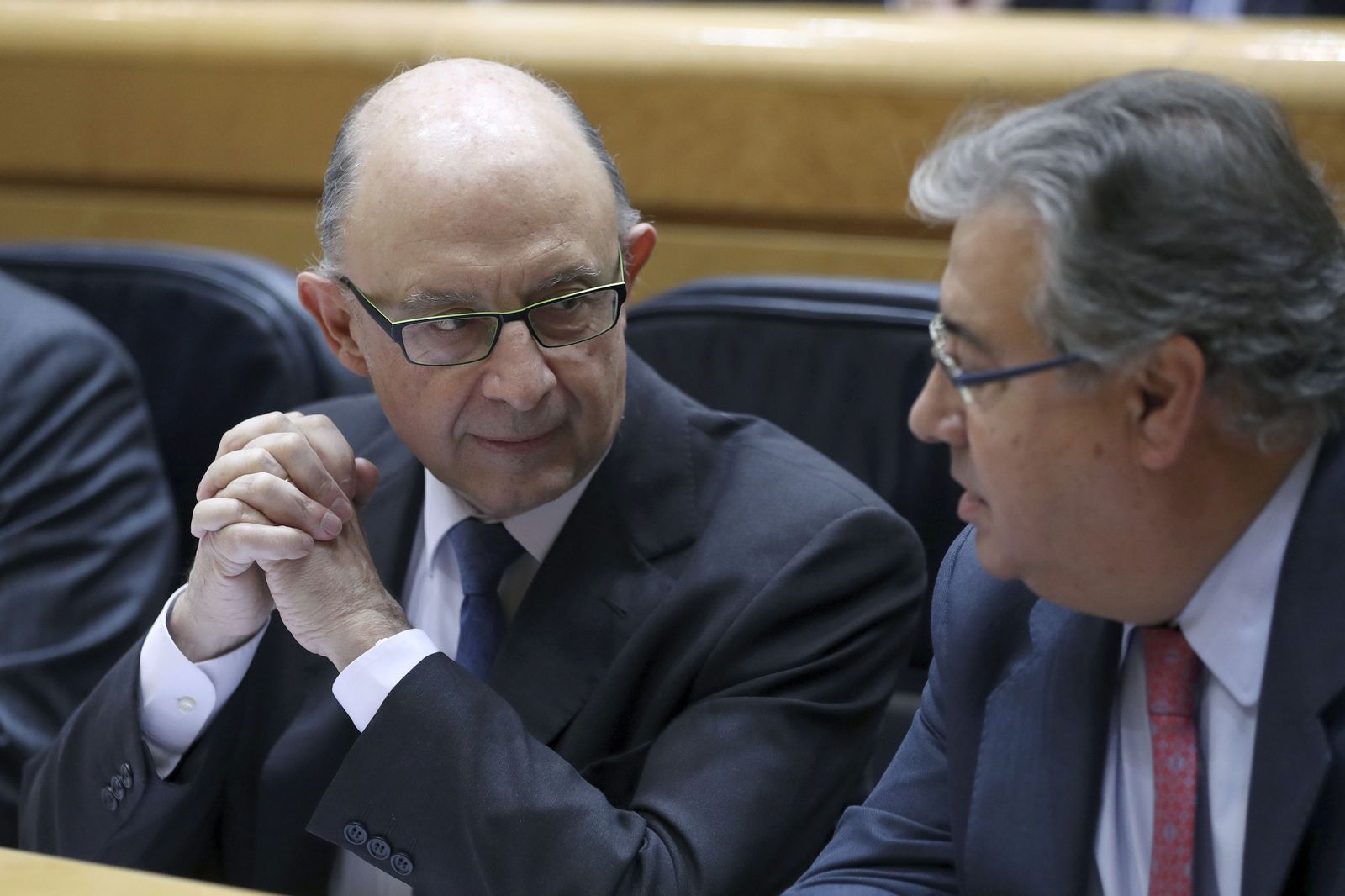 Cristóbal Montoro y Juan Ignacio Zoido, ayer en el Senado.