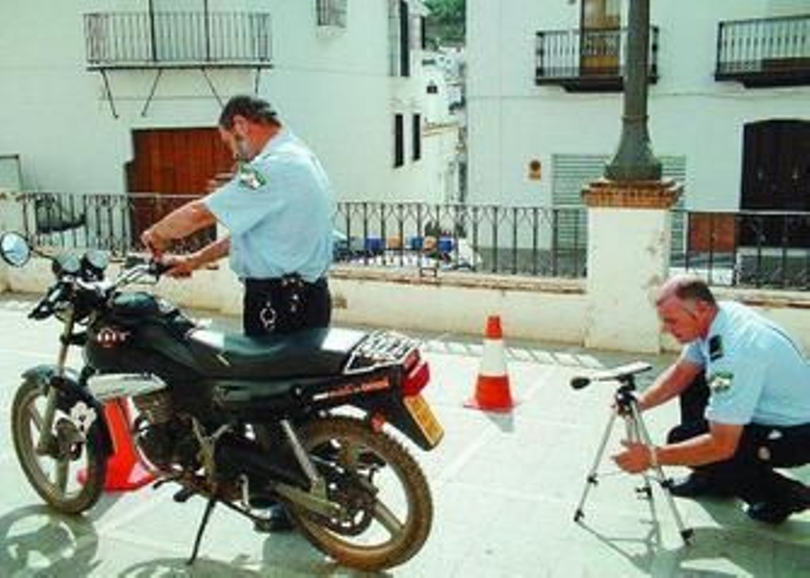 Una moto se somete a un control para detectar si excede el nivel de ruidos autorizado.