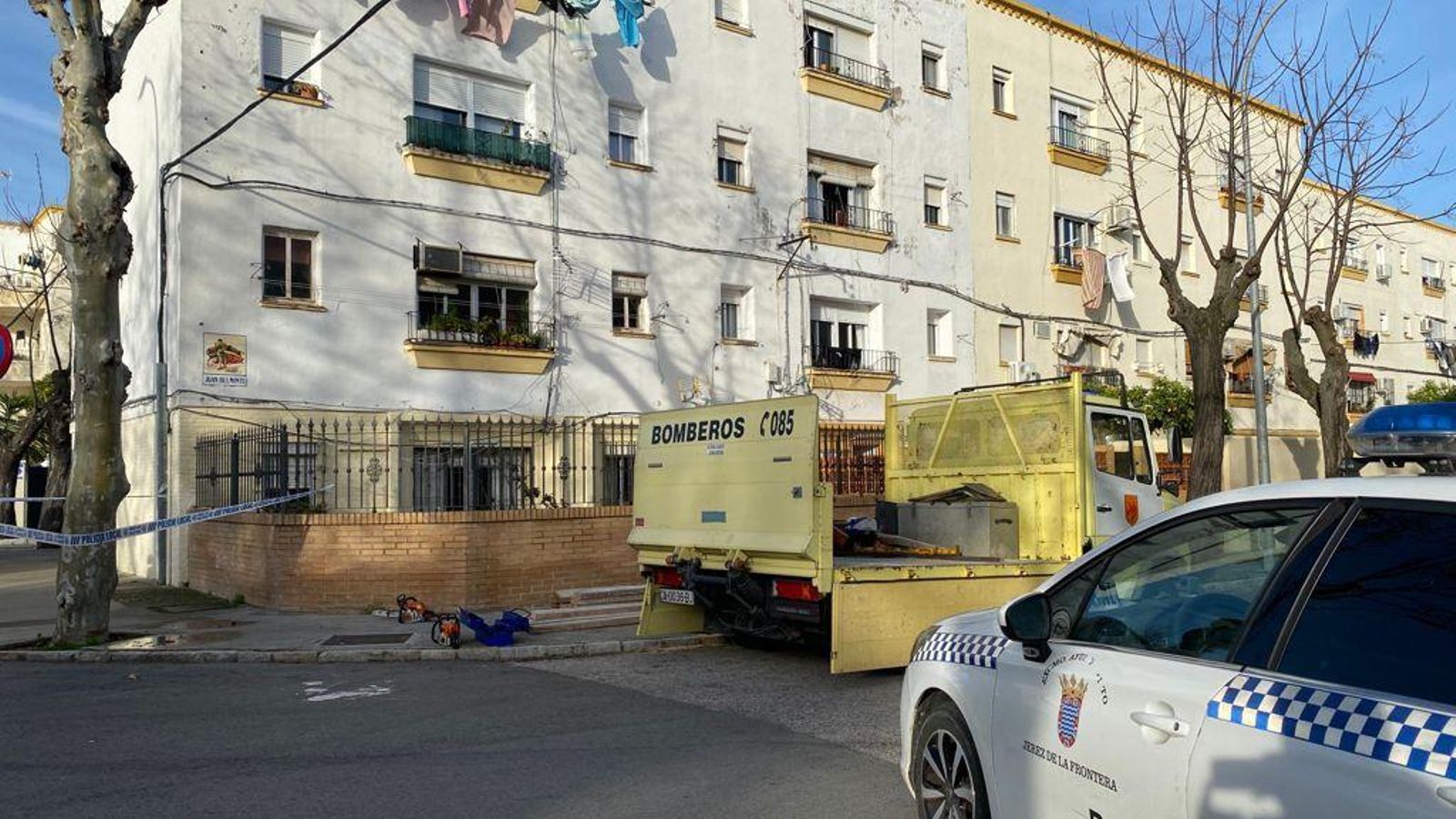 Bomberos y Policía Local ante el edificio.