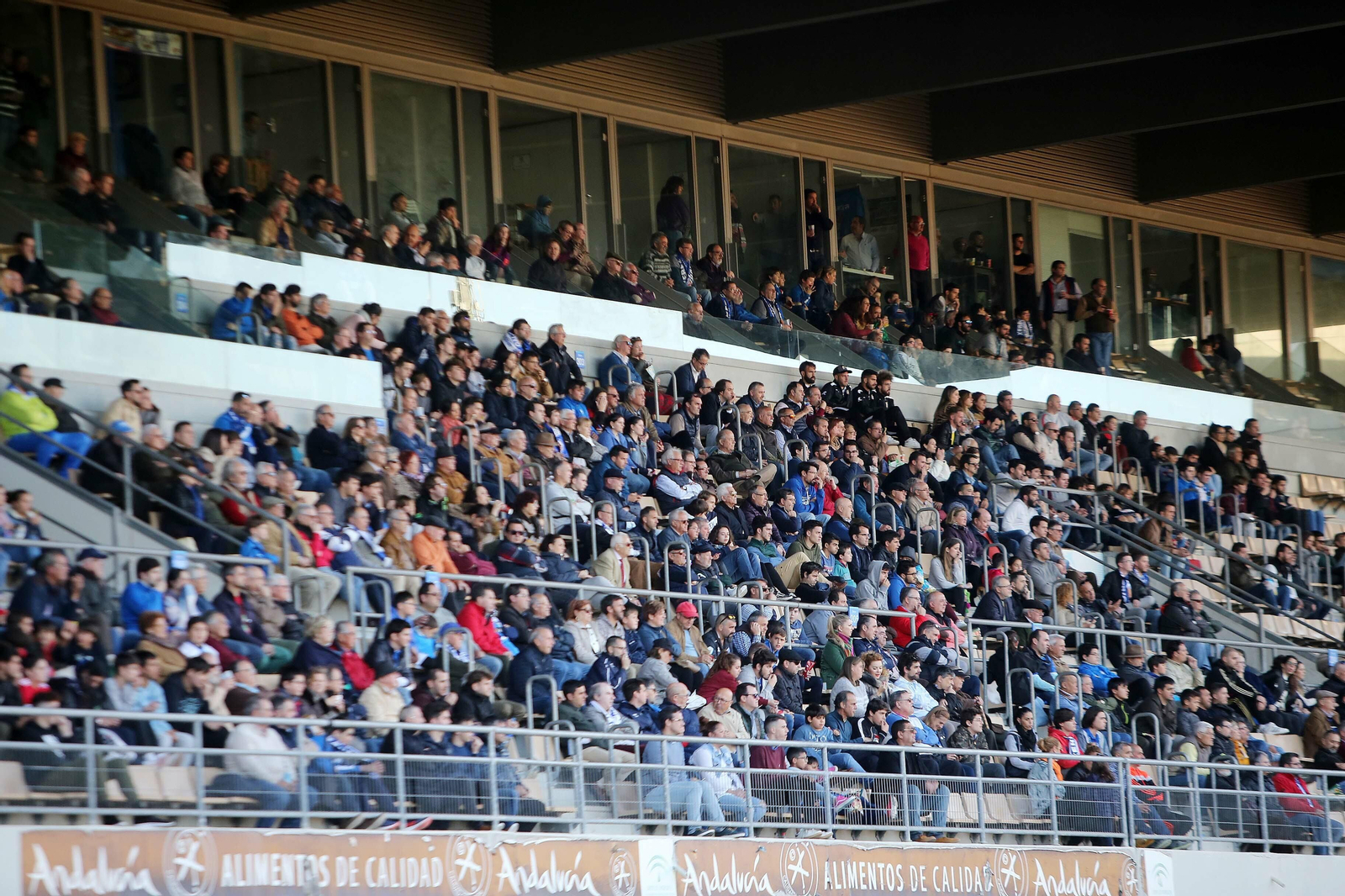 Los socios tendrán que pasar por taquilla para ver al Puente Genil.