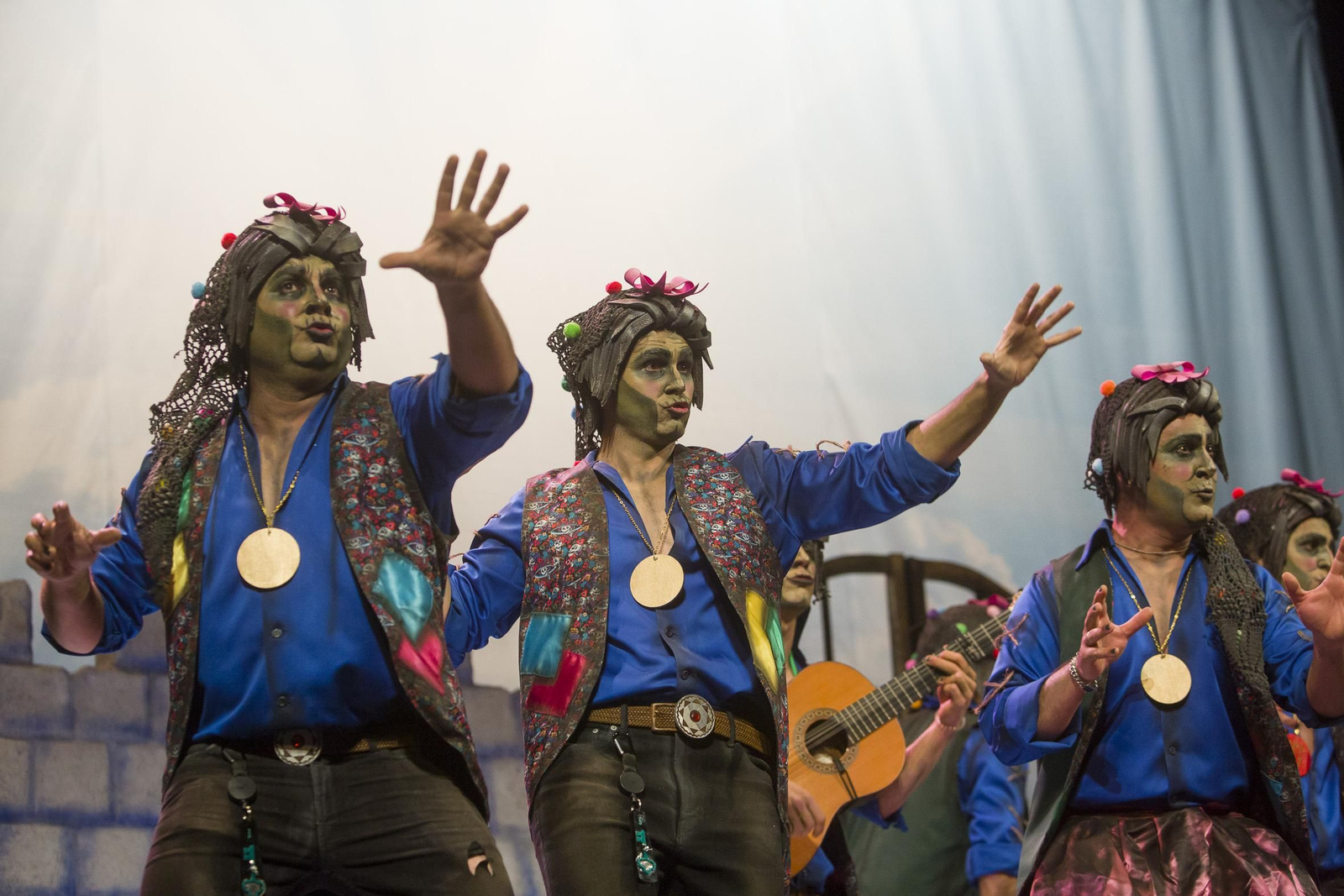 Chirigota El de las llaves con sus muertos.