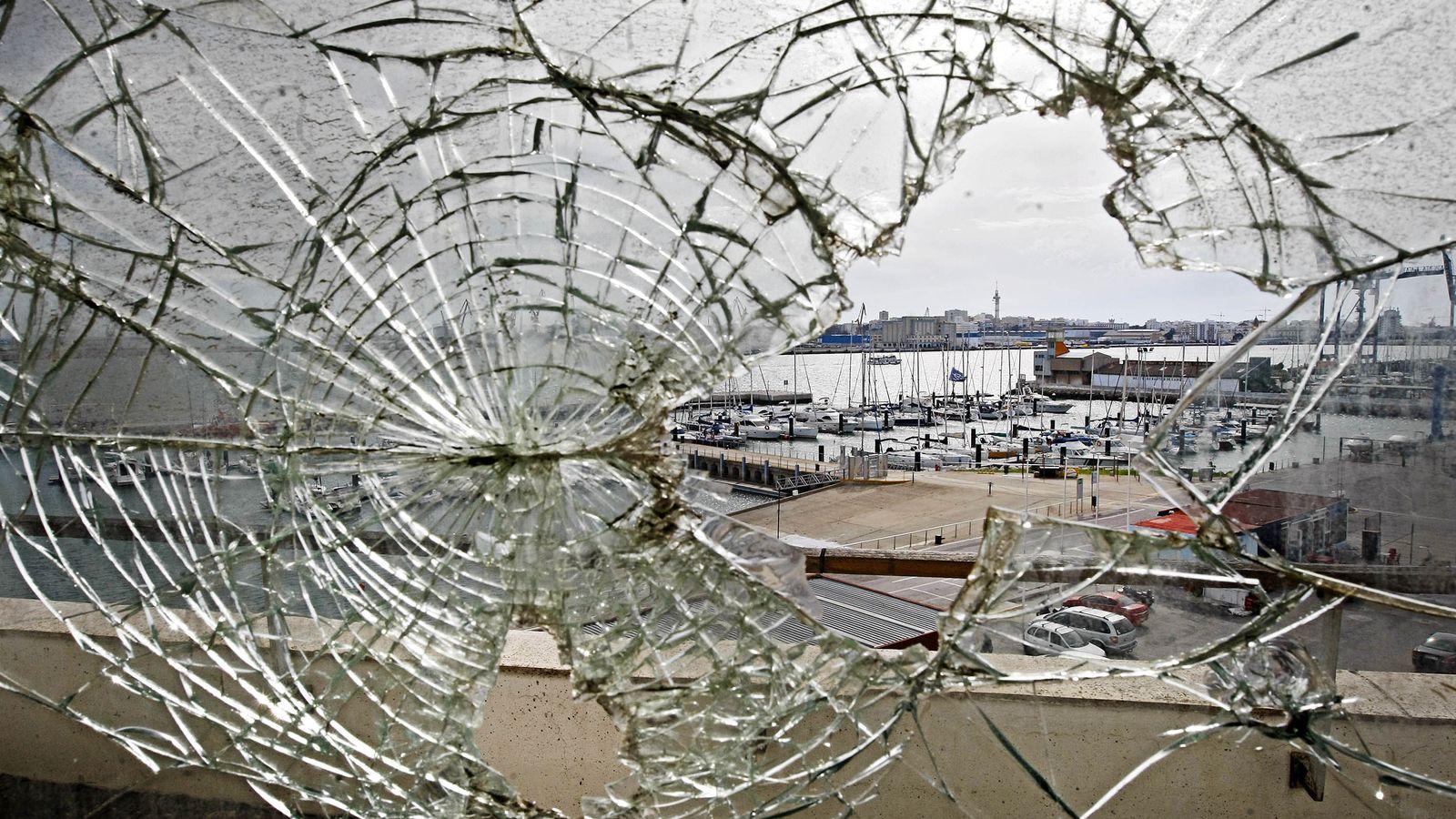 El interior del edificio ha sufrido el deterioro del tiempo y la visita de vándalos.