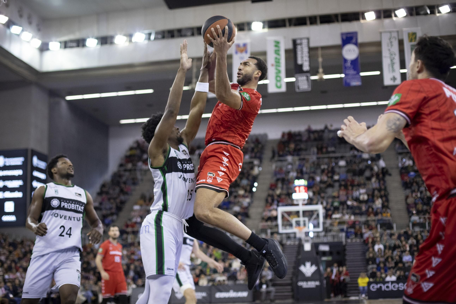El Covirán Granada gana de tres puntos al Joventut y sale de los puestos de descenso