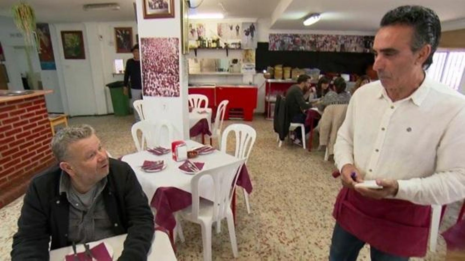 Antonio toma nota, durante la grabación, de los platos que probará Alberto Chicote. Antonio toma nota, durante la grabación, de los platos que probará Alberto Chicote.