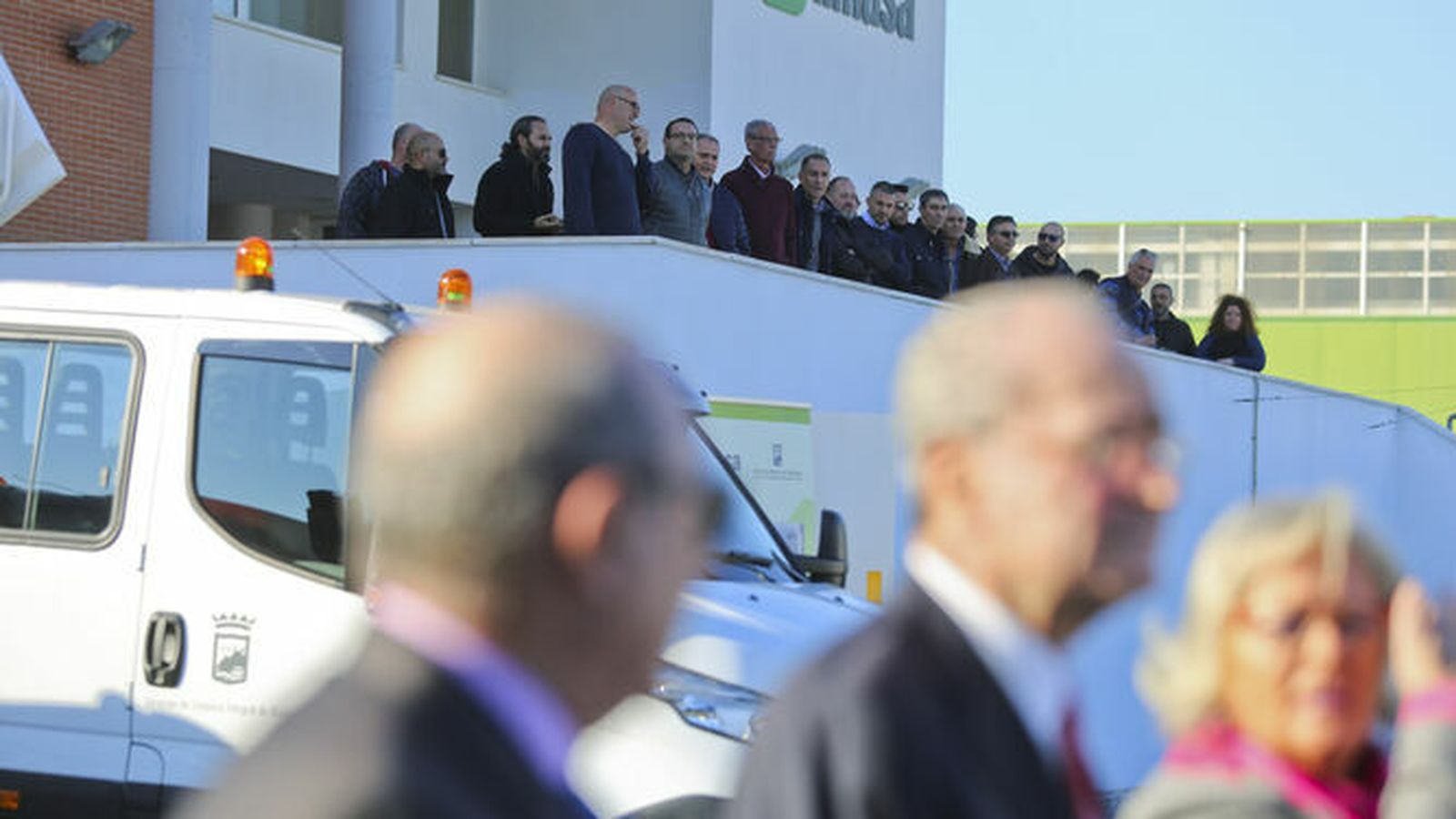 En primer plano, difuminados, Rafael Arjona, Francisco de la Torre y Teresa Porras; al fondo, el comité de empresa de Limasa