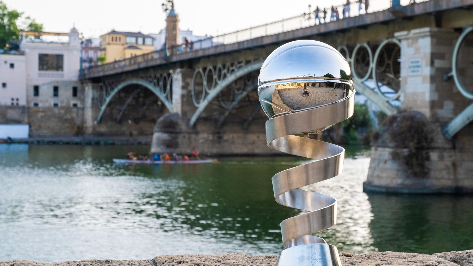 El trofeo de la Supercopa.