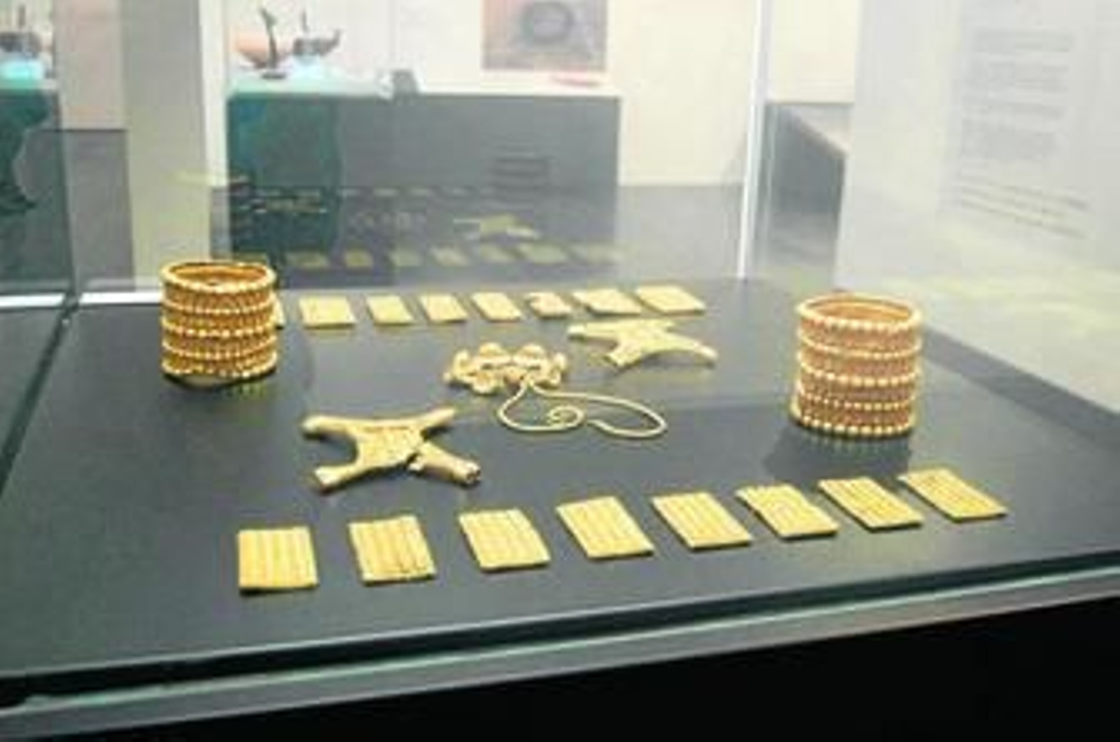 Una de las vitrinas del Arqueológico, en febrero, cuando todavía estaban expuestas las piezas originales.