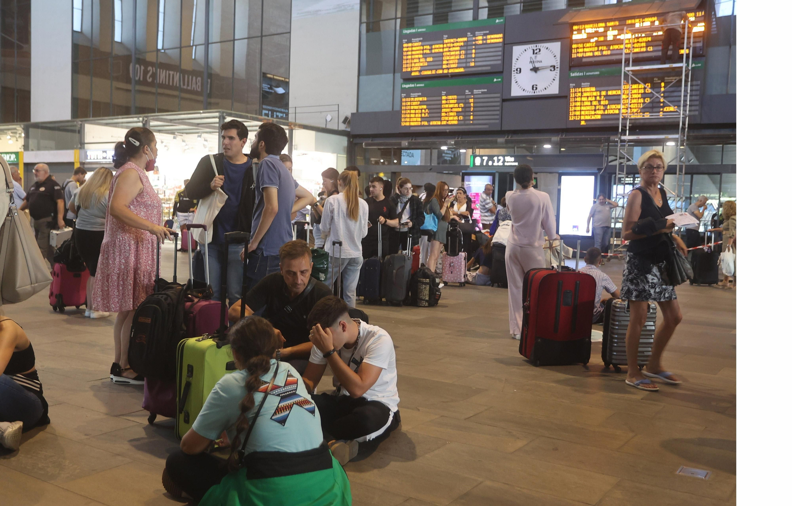 Gente esperando en Santa Justa