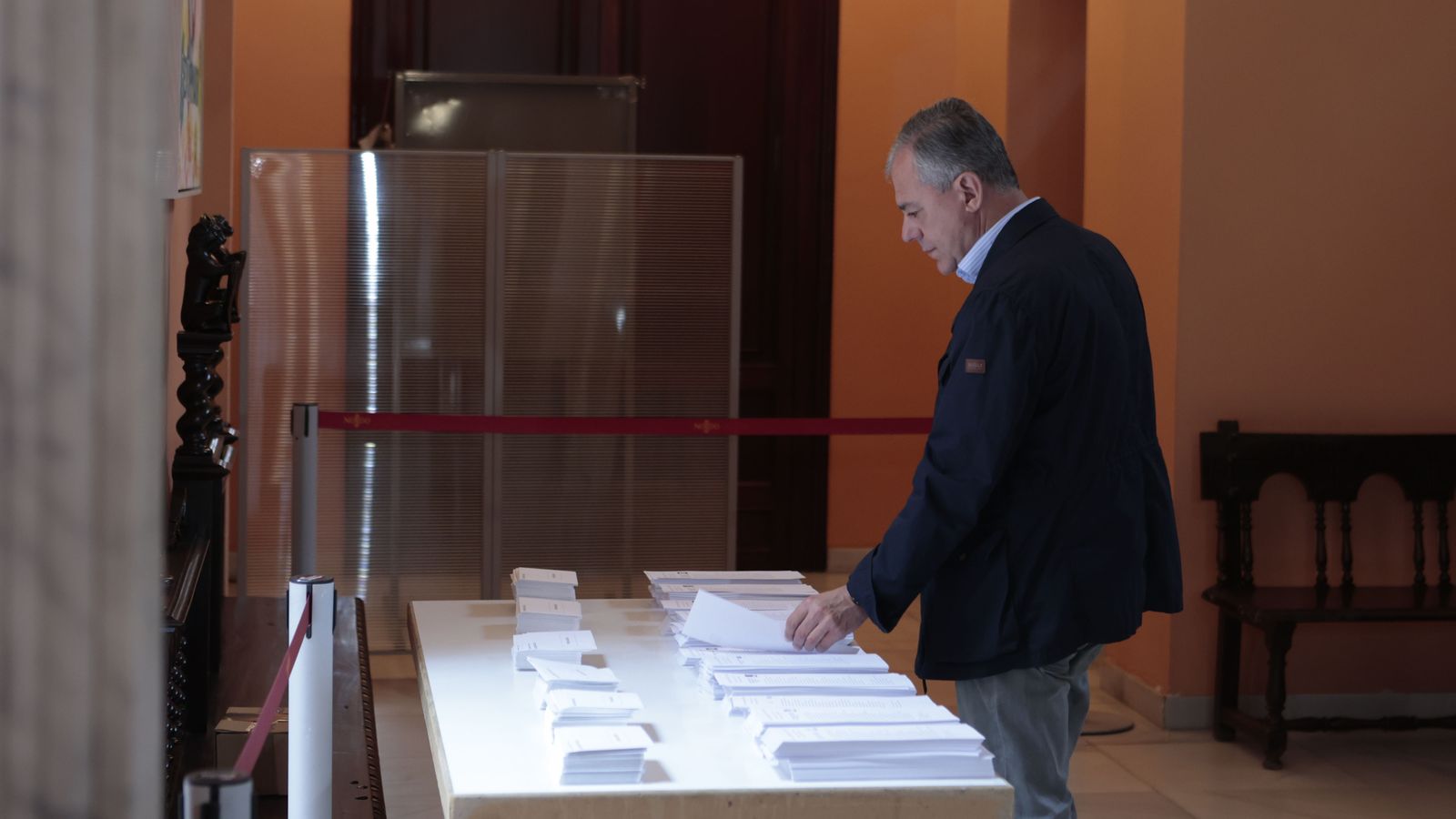 El candidato a la alcaldía de Sevilla por el PP, José Luis Sanz, instantes antes de votar.