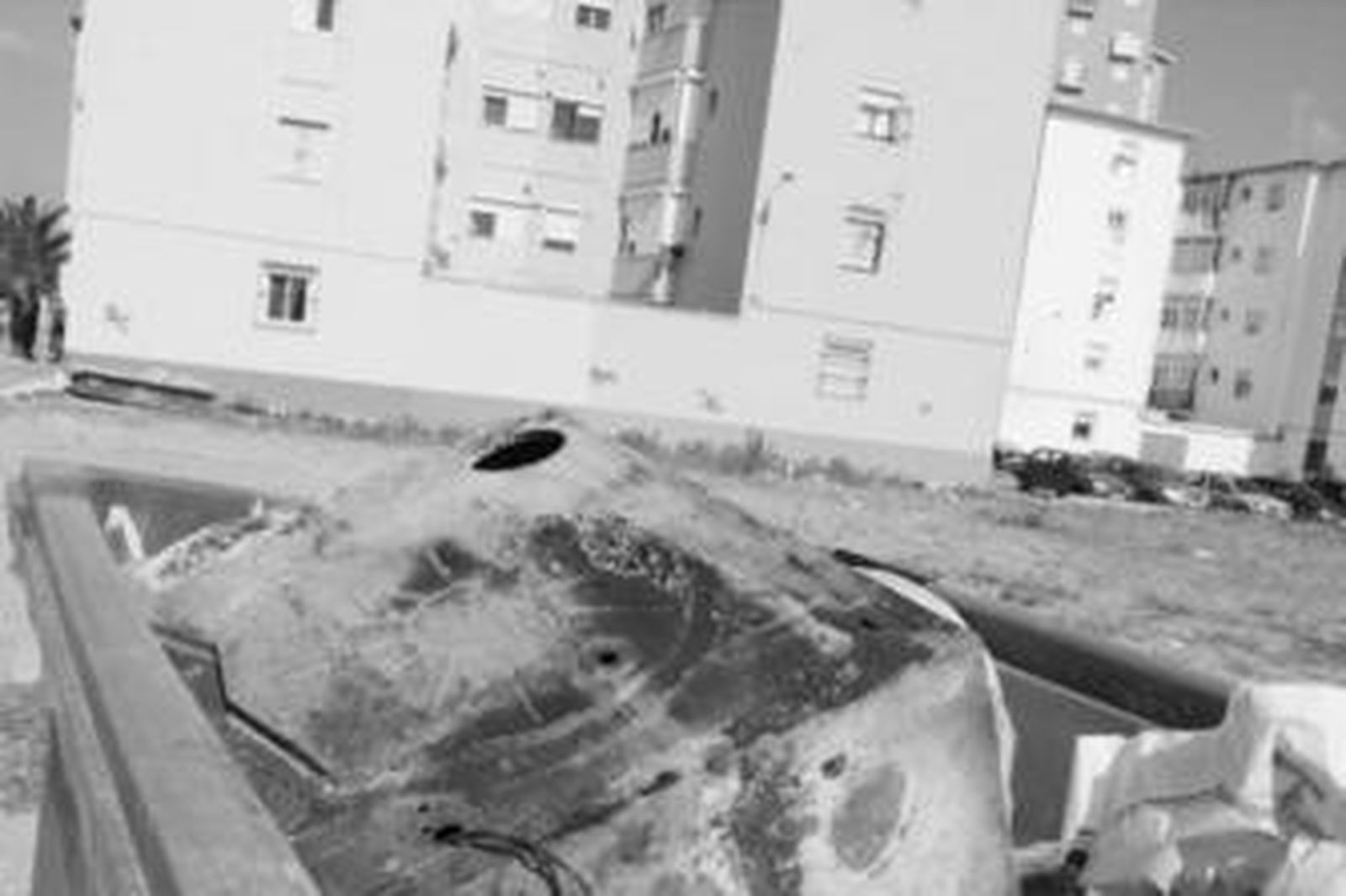 Uno de los electrodomésticos afectados, con la vivienda al fondo.