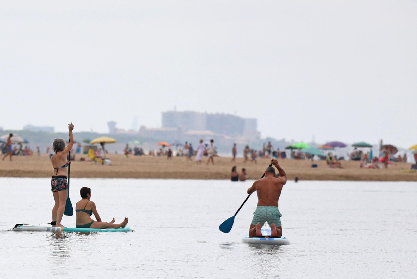Imágenes del ambiente en las playas de Huelva en la mañana de domingo