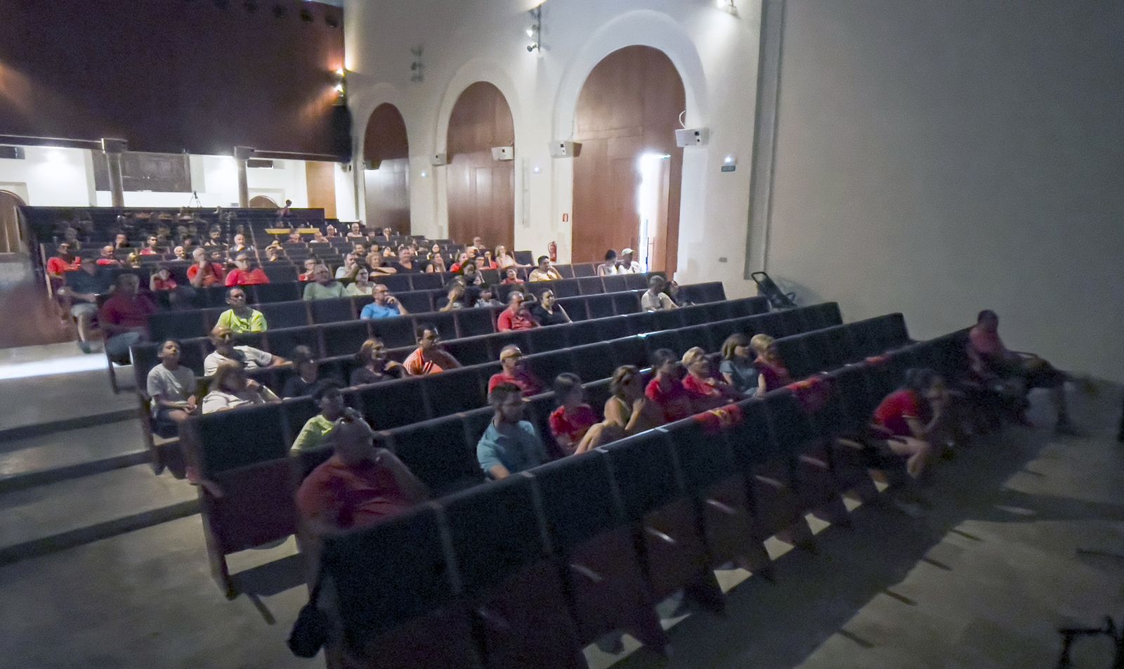 Huéscar arropa a su paisana desde el Teatro Oscense