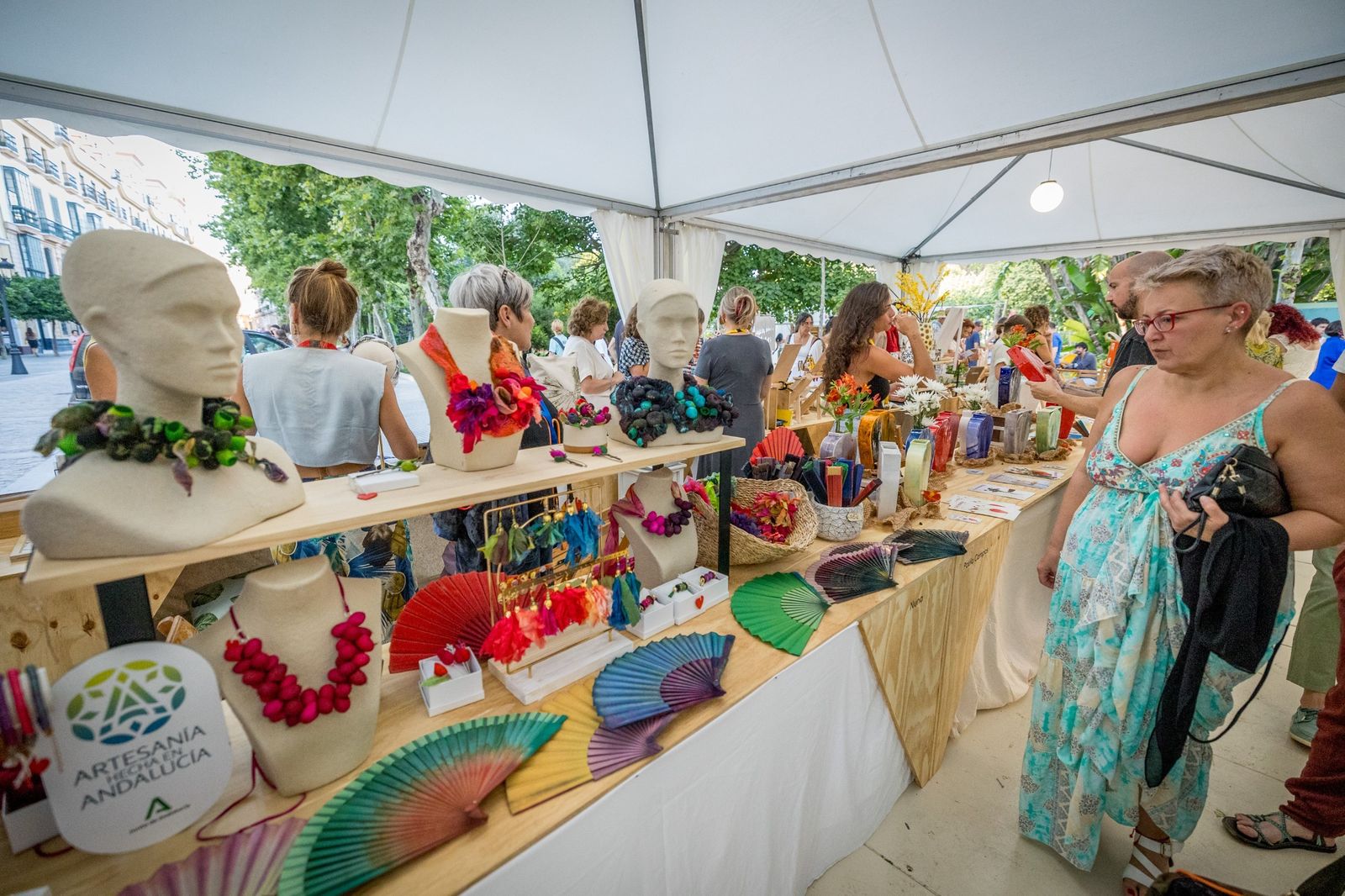 Las imágenes del mercado de Sures Festival en la Plaza España en Cádiz