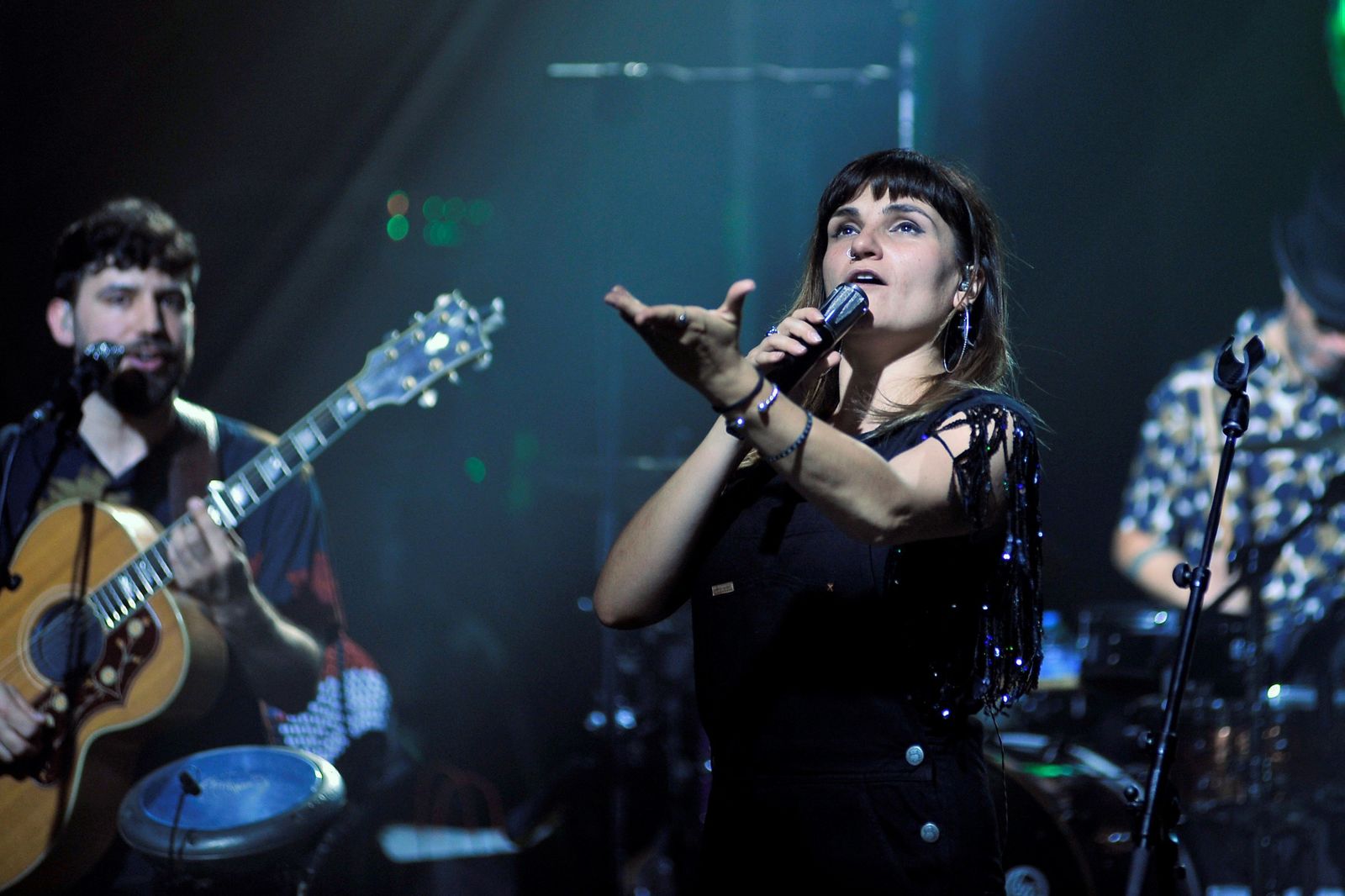 Rozalén, durante el ensayo con su grupo en Albacete.