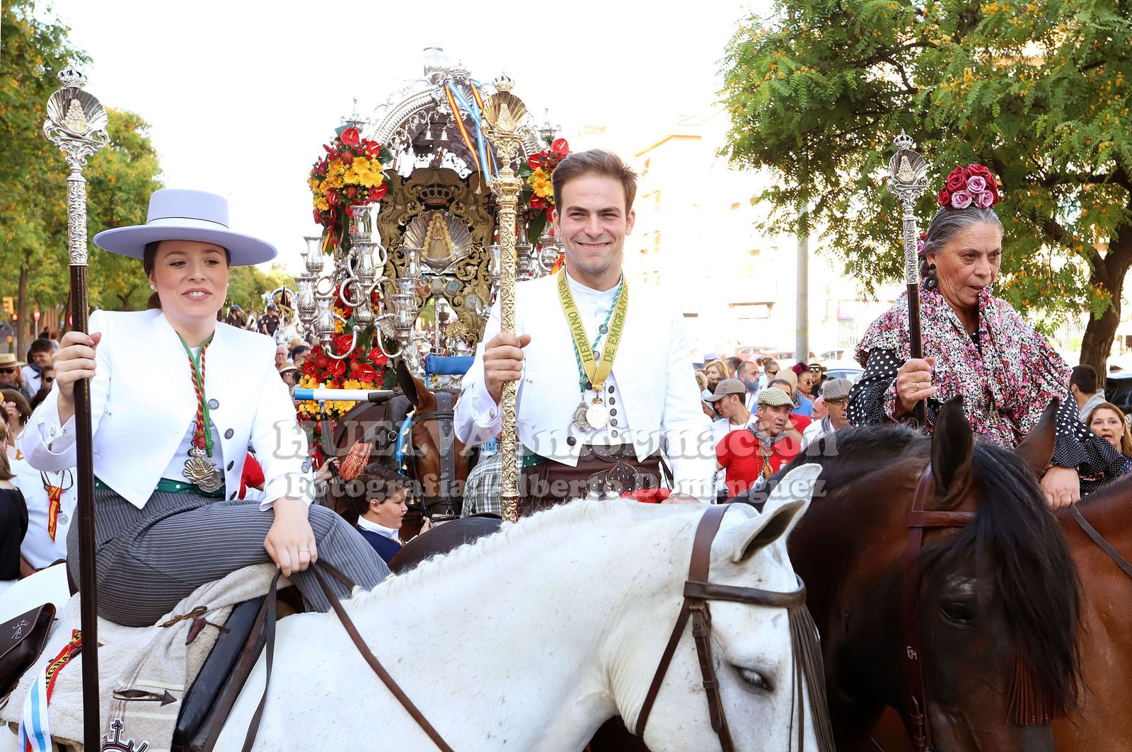 Imágenes  de Emigrantes y el gran ambiente que le ha acompañado en su salida. Rocío 2019