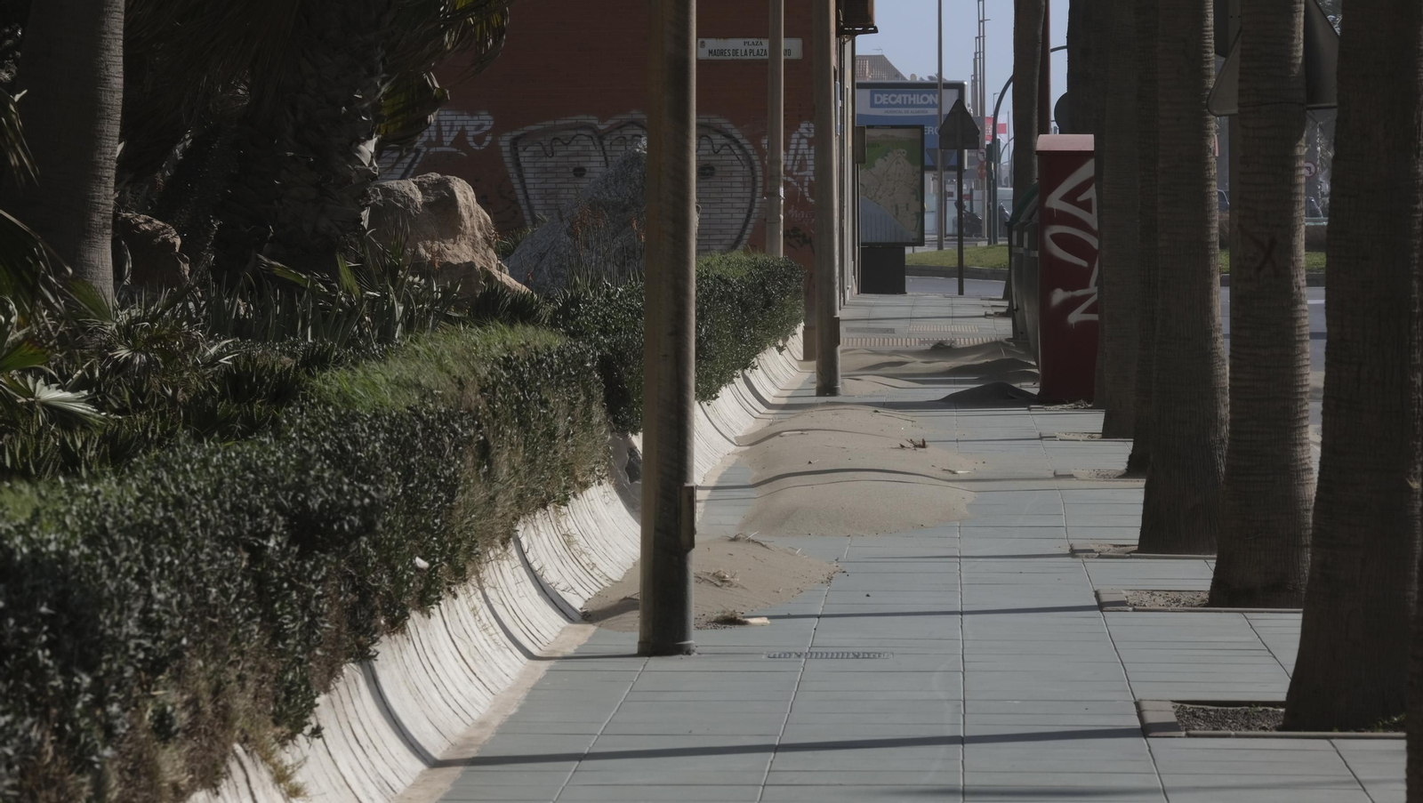 Temporal de viento y flota pesquera amarrada, en Almería