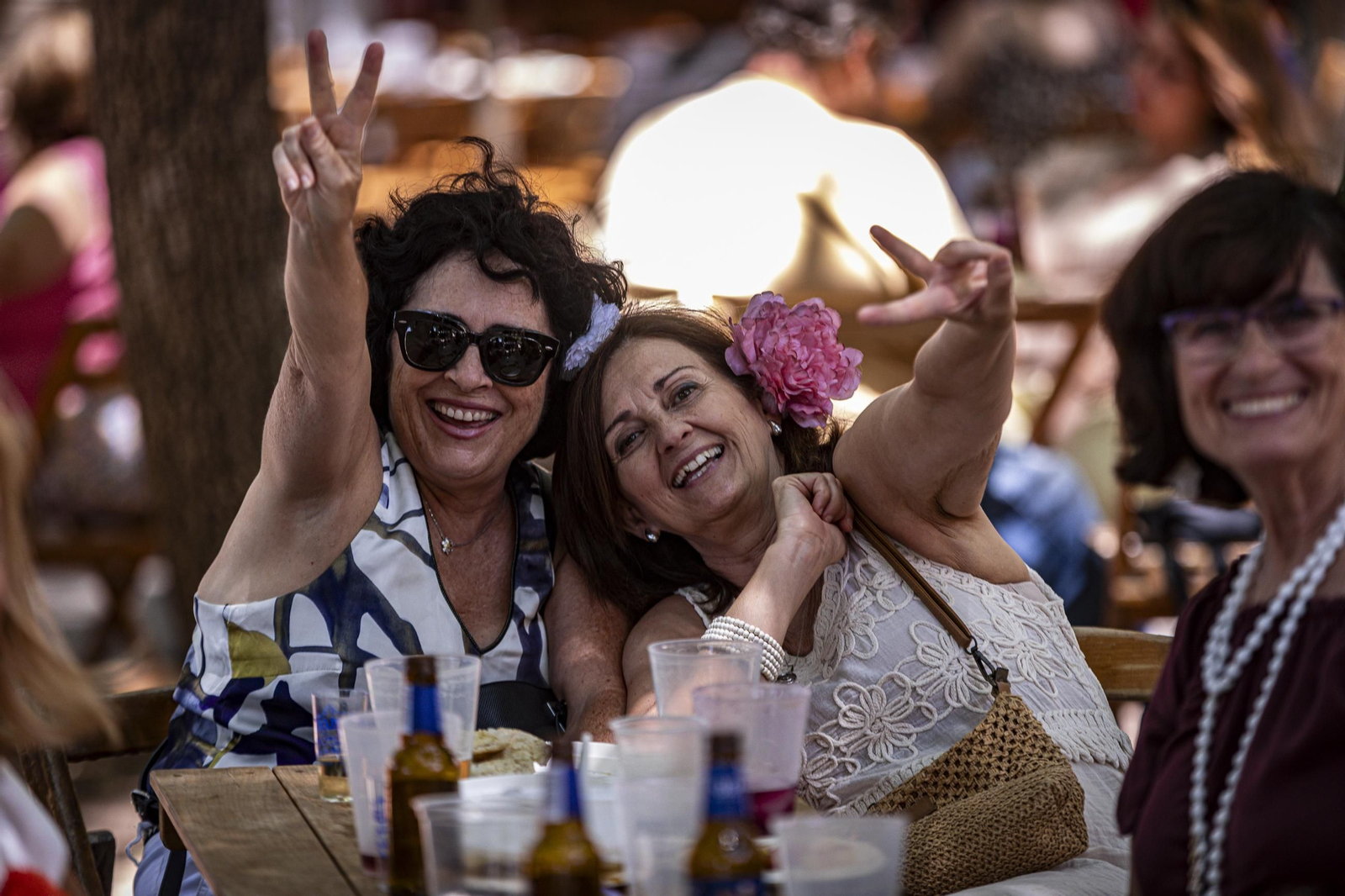 Búscate en las imágenes del Día de la Mujer de la Feria del Carmen y de la Sal de San Fernando