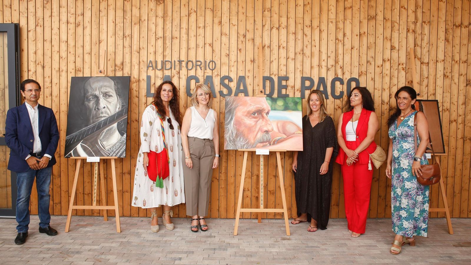 Tania Bermúdez con familiares de Paco de Lucía, la delegada de Cultura y el director artístico del encuentro musical