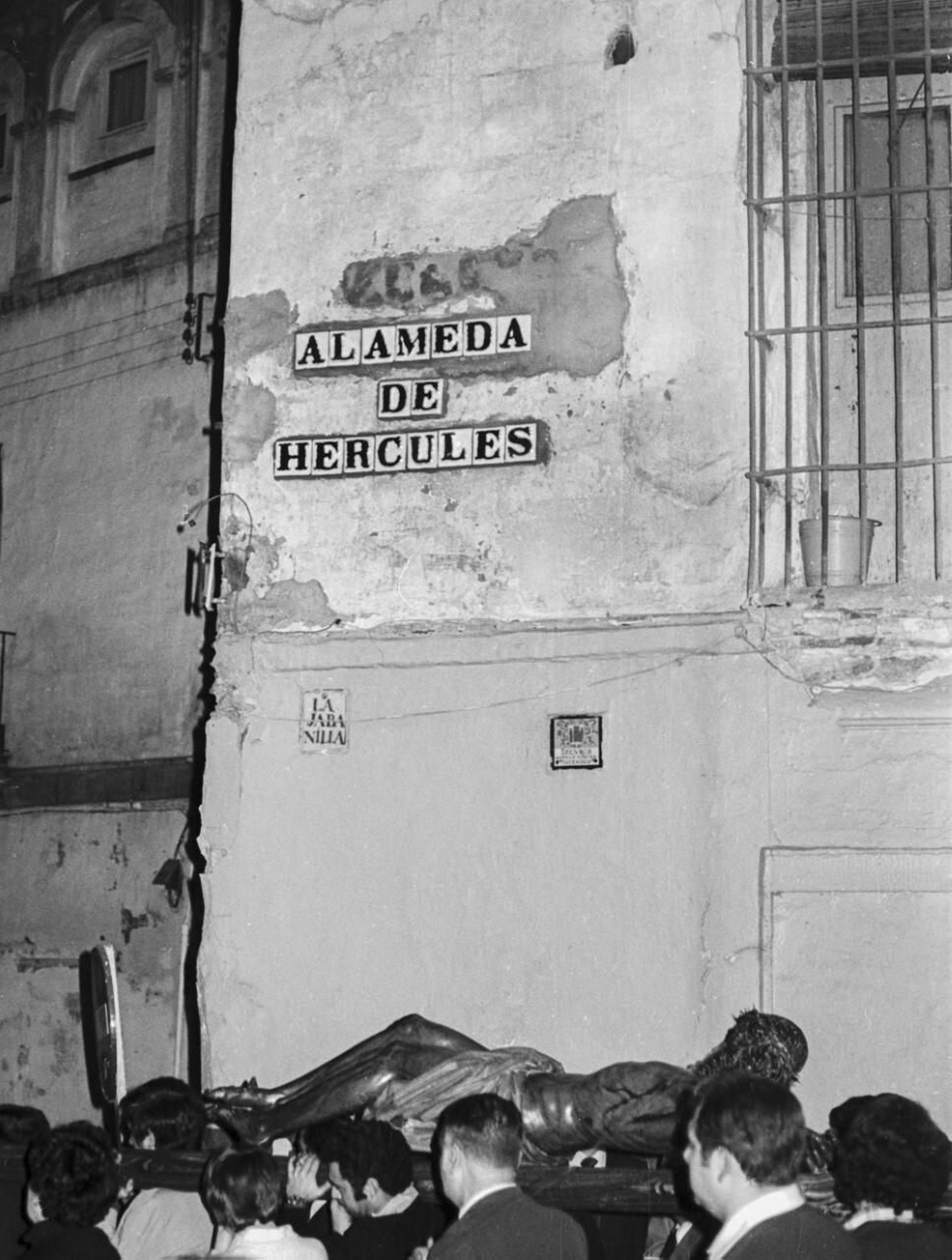 El Cristo de las Almas, a su paso por la Alameda de Hércules tras abandonar la iglesia de los jesuitas.