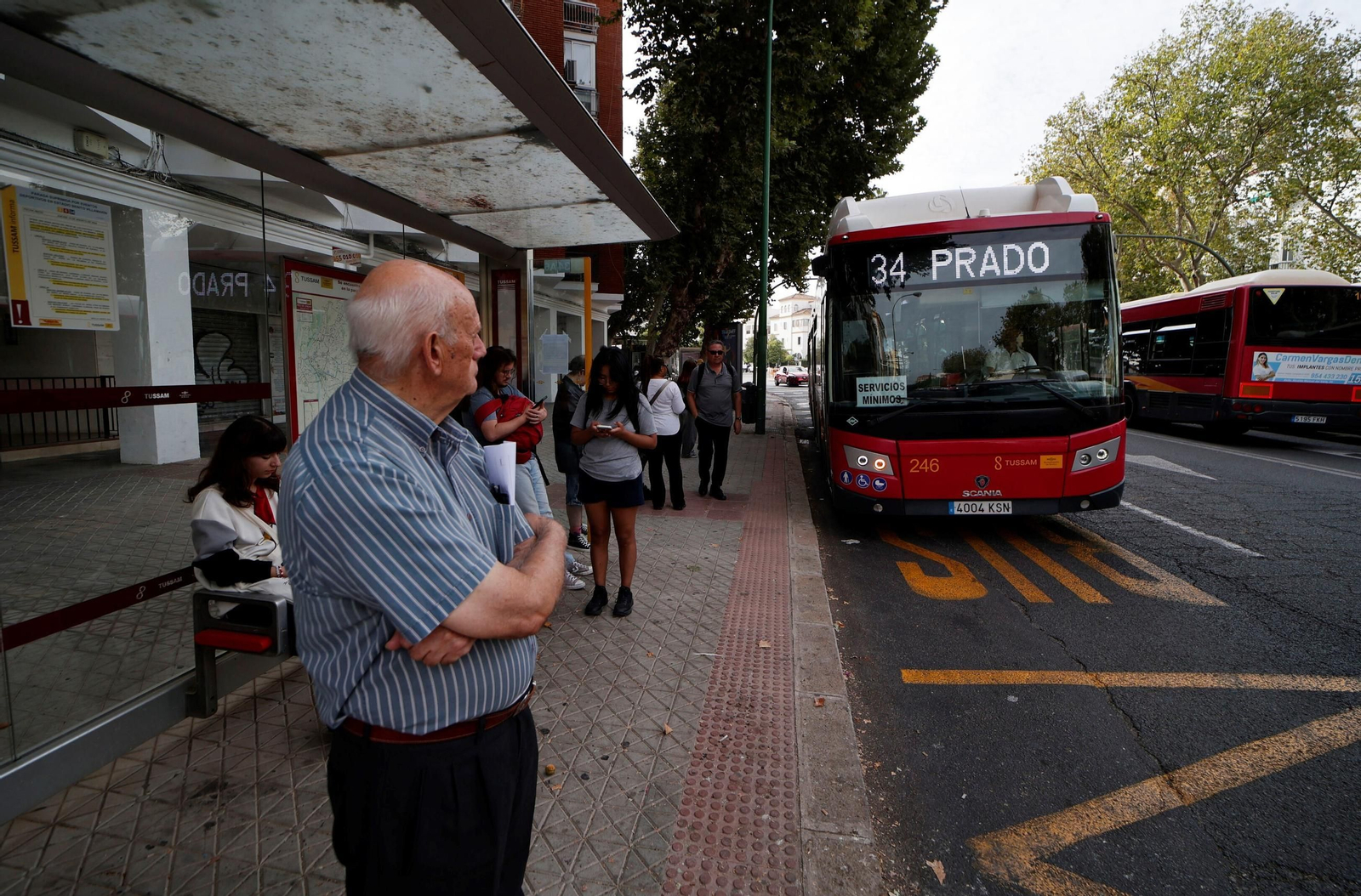 Un usuario de Tussam en la parada del 34
