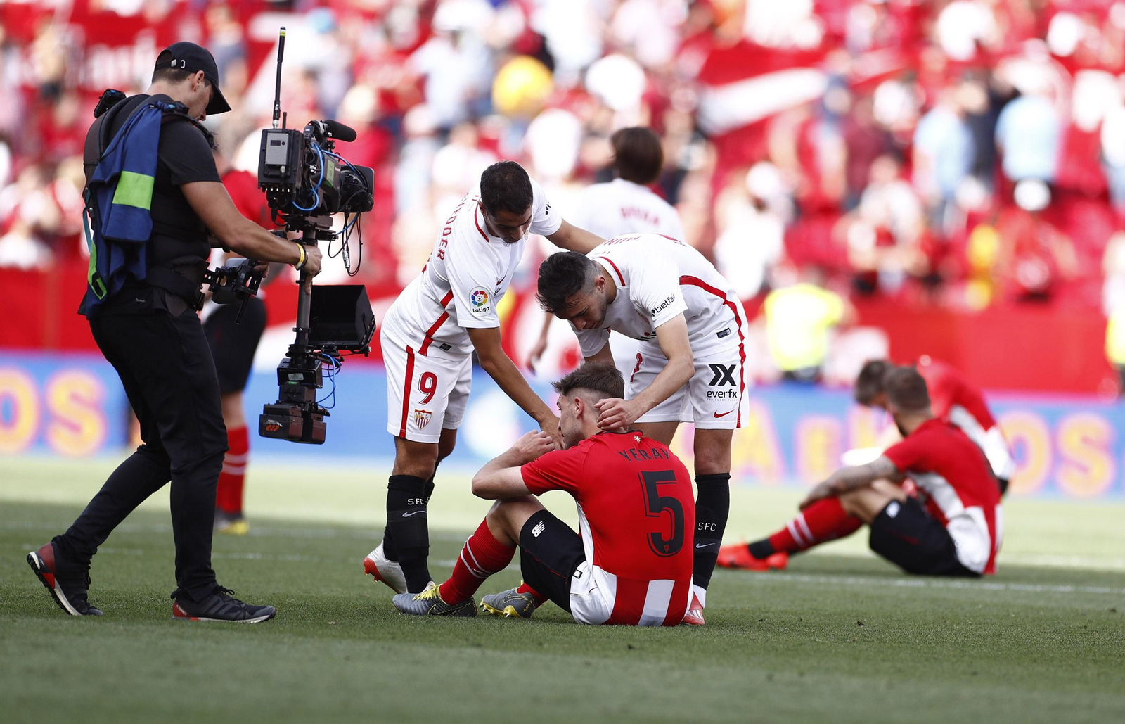 Ben Yedder y Munir, vergudos del Athletic, tratan de consolar a Yeray al término del encuentro.