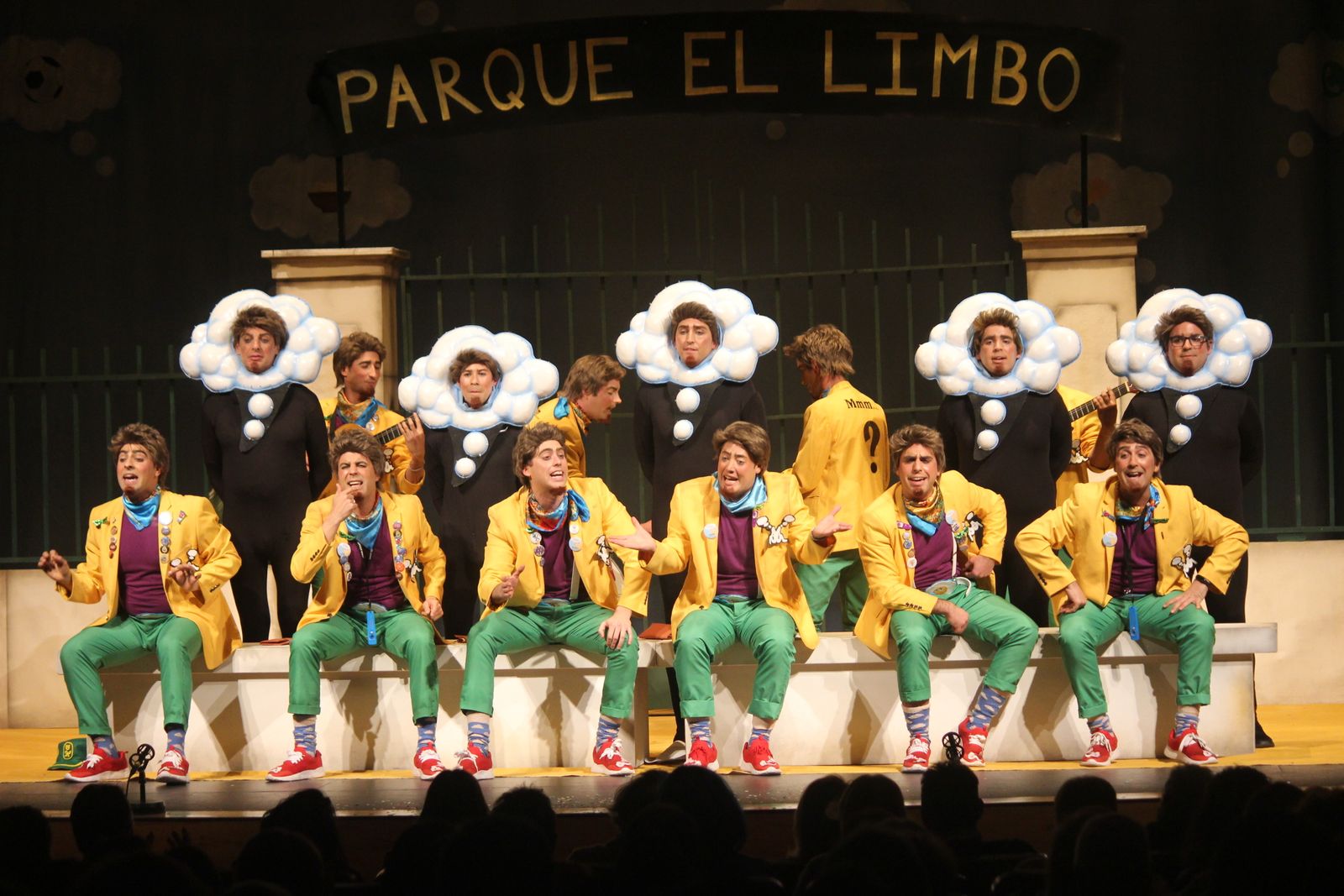 La chirigota ‘Si yo dijera lo que pienso’ durante su actuación en el COAC de Puerto Real.